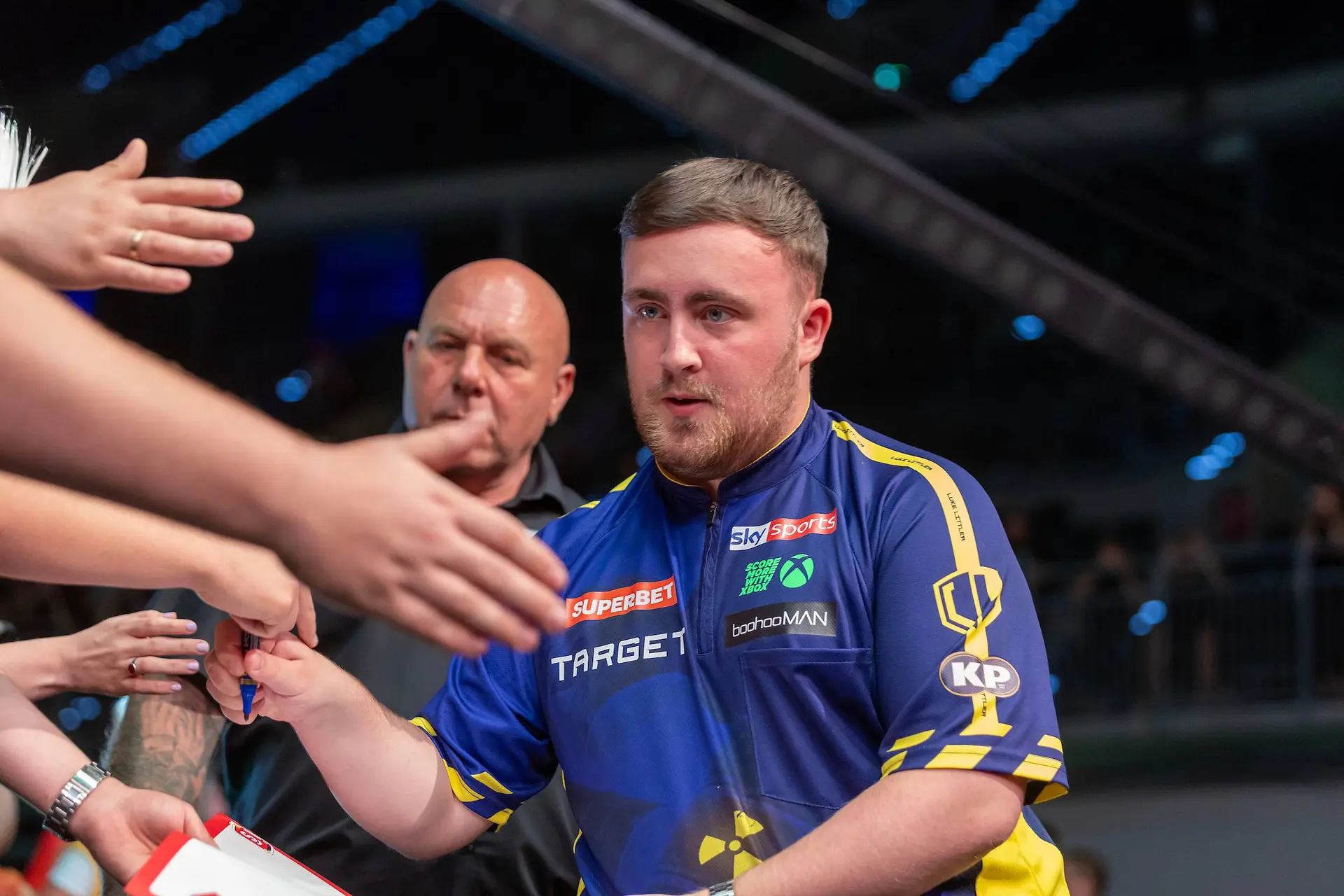 Littler en Aspinall worstelen zich naar kwartfinales, Ratajski verrast voor eigen publiek