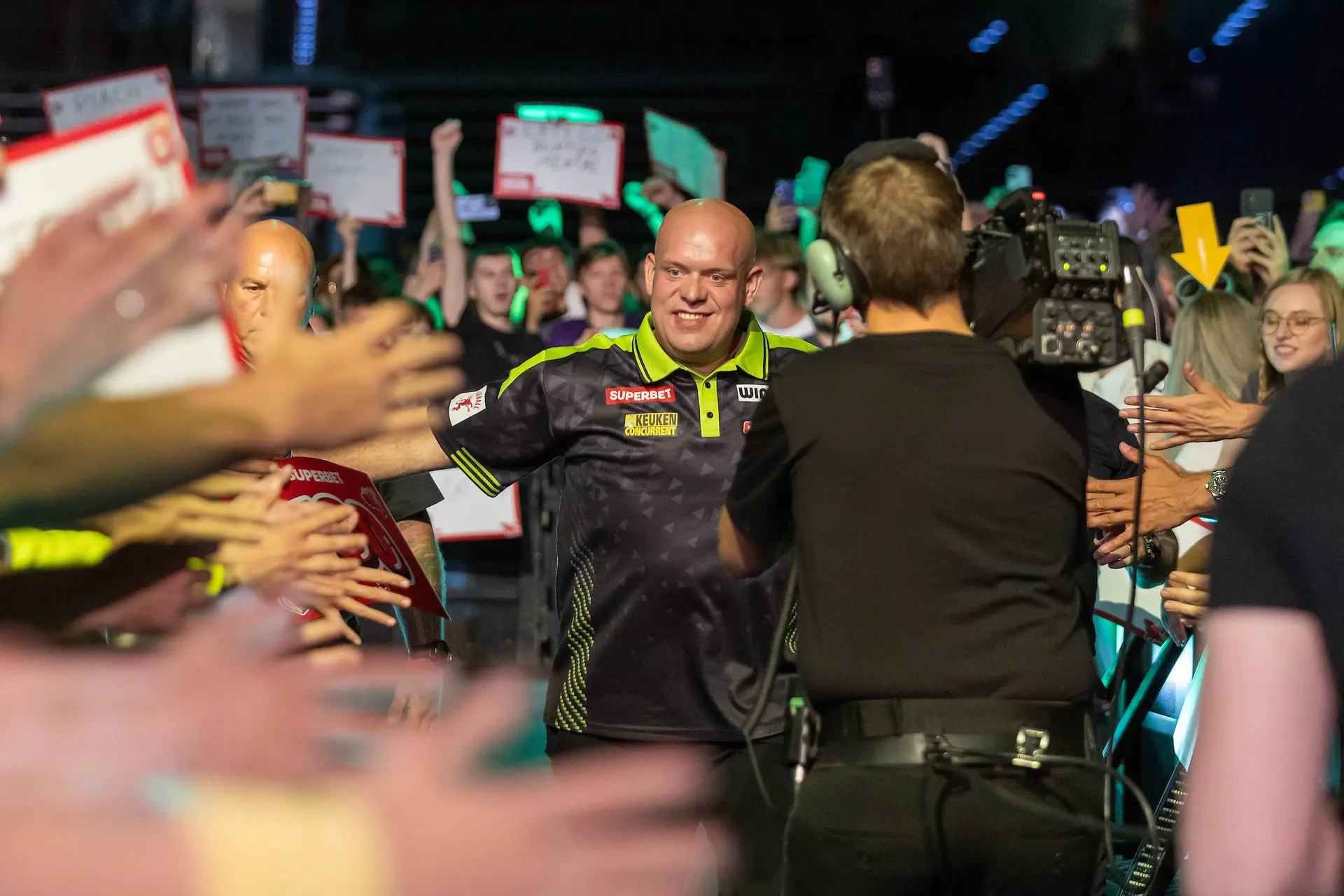 VIDEO: Michael van Gerwen laat zich van een heel andere kant zien ‘Wel leuk’