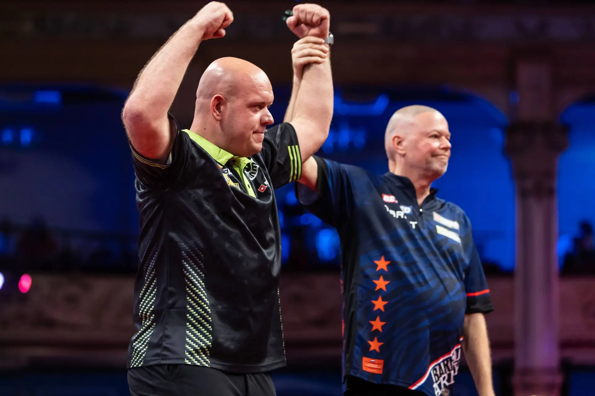 VIDEO: Van Gerwen verslaat Van Barneveld in mat duel tussen twee dartlegendes
