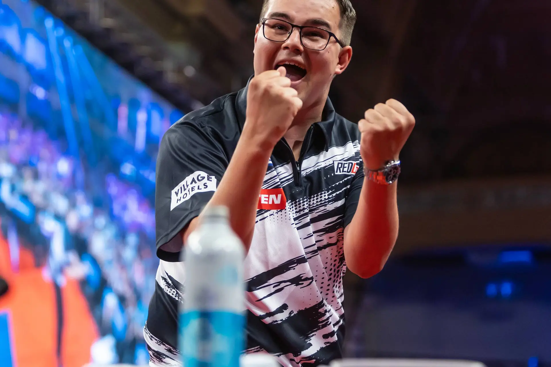German Darts Championship kwartfinales: Van Veen wint Nederlands onderonsje, ook Van Duijvenbode naar halve finale