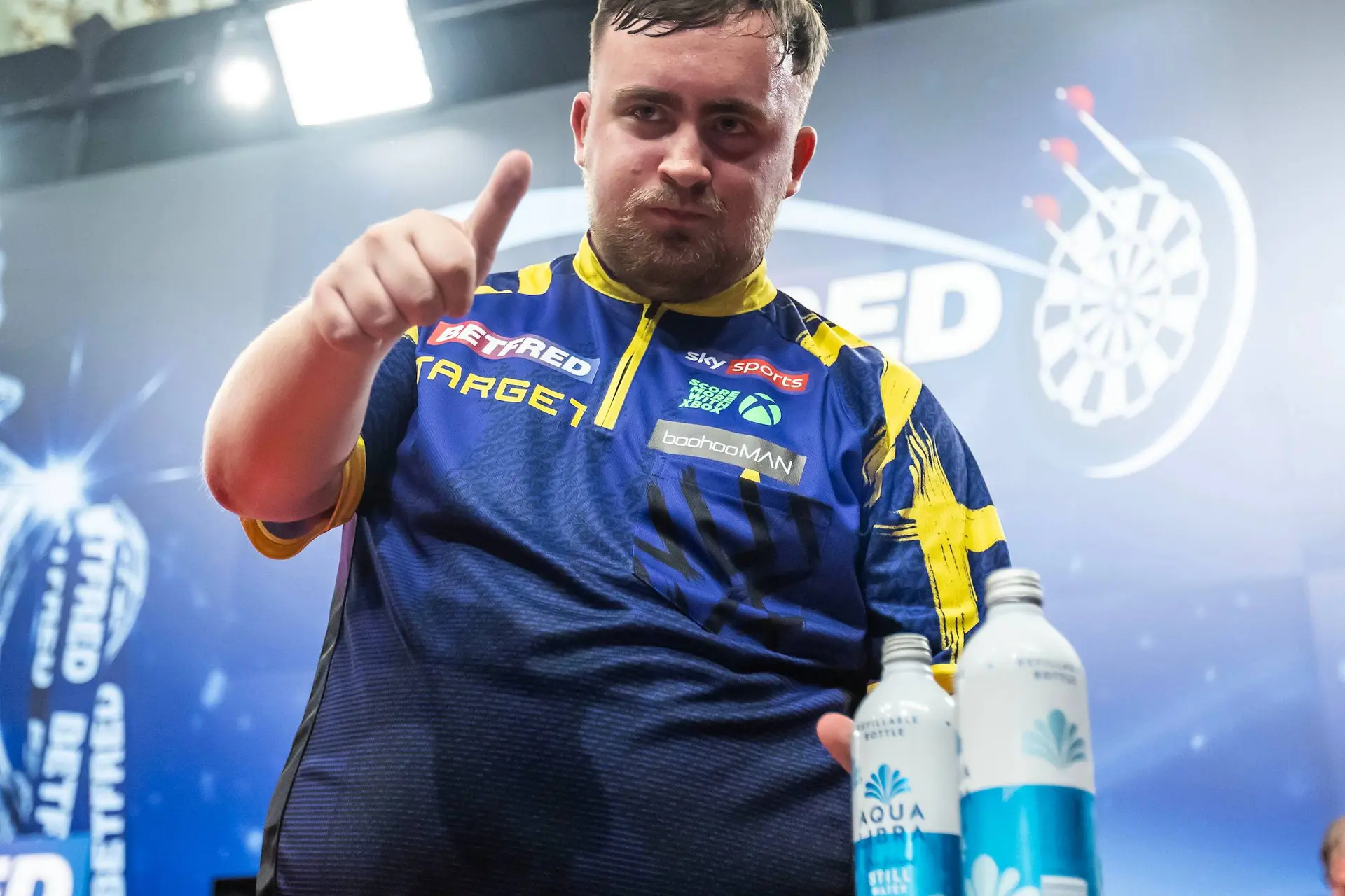 Luke Littler pakt zijn derde TV-titel op rij in Nieuw-Zeeland