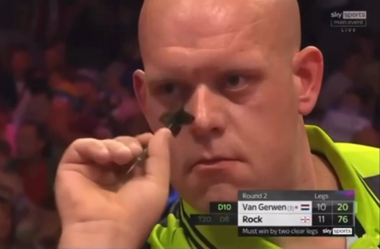 Wat Michael van Gerwen hier doet is eigenlijk niet toegestaan volgens de regels