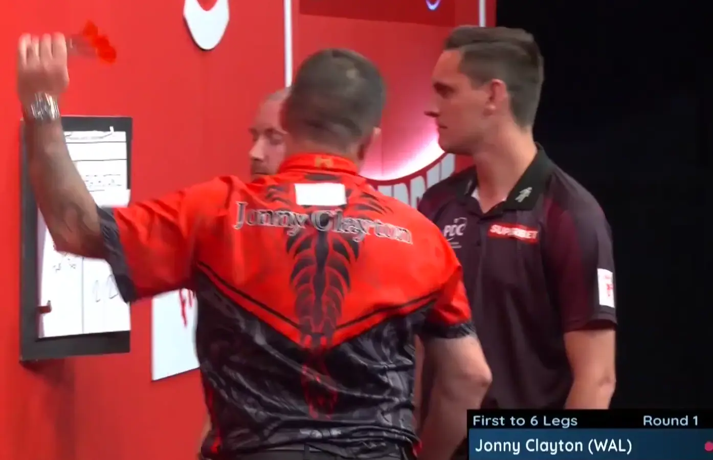 Jonny Clayton pakt de vijfde leg met deze geweldige finish maar dan gebeurt er dit