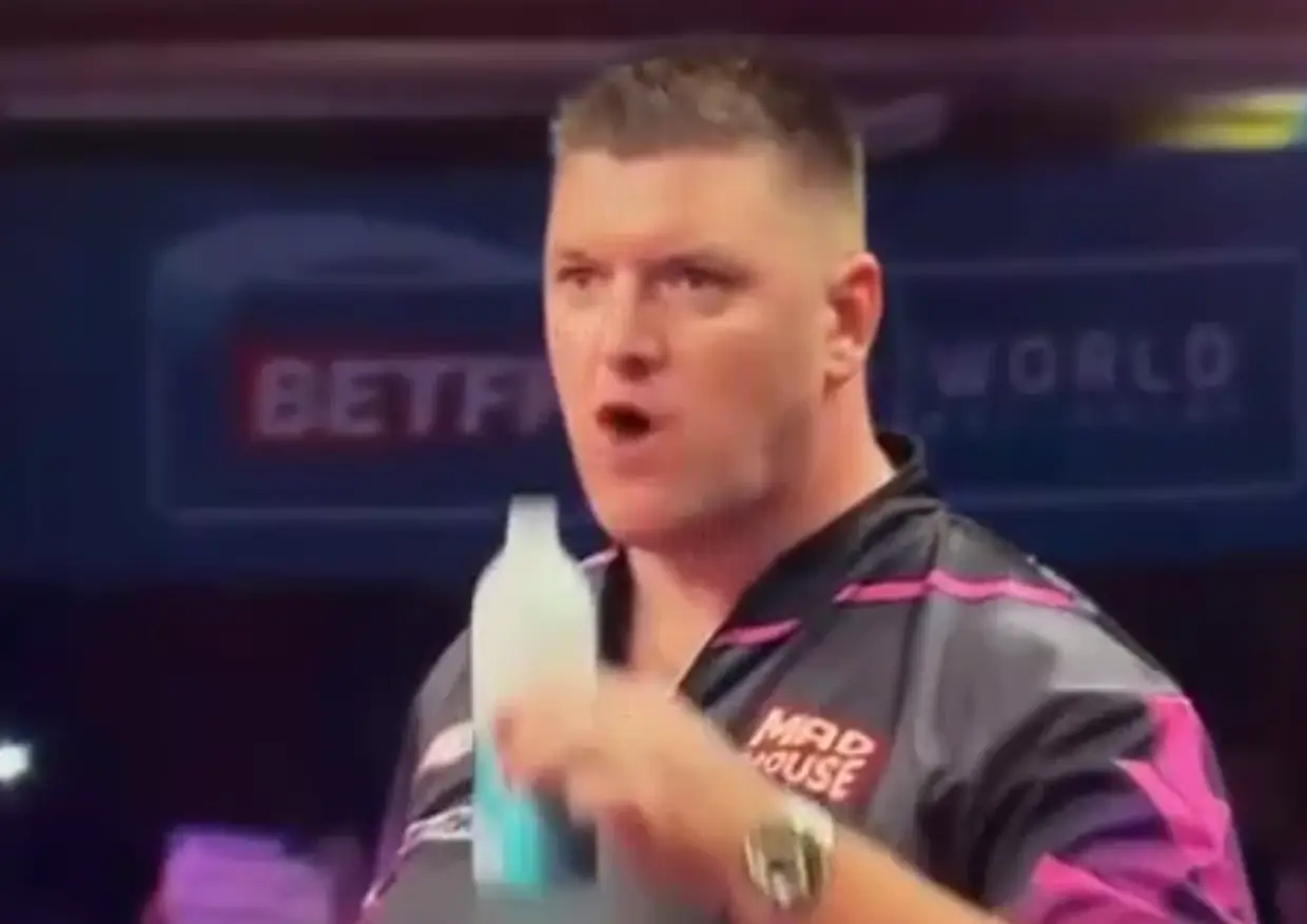 Dit is de reden waarom Daryl Gurney wel een boete krijgt en Gerwyn Price niet