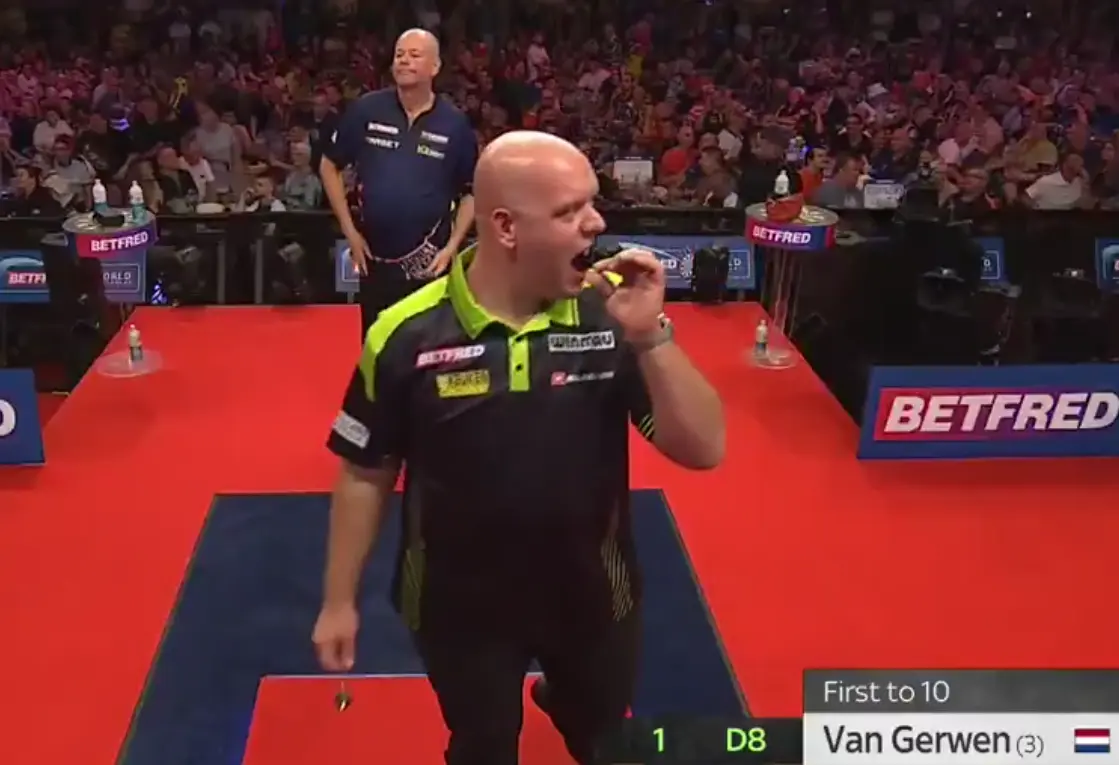 Wat Michael van Gerwen hier doet zie je zelden bij een professionele PDC-speler