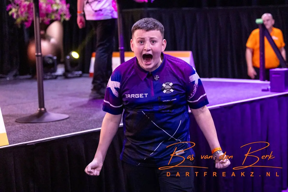 De 15-jarige Mitchell Lawrie gaat nu aan kop van de WDF ranking bij de grote namen