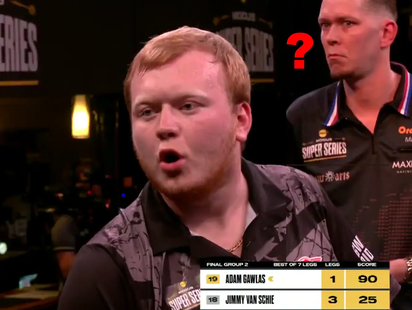 Adam Gawlas mist compleet het dartbord tot verbazing van Jimmy van Schie