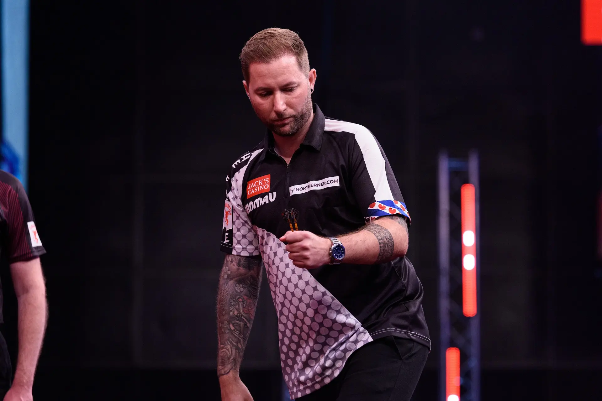 Noppert naar halve finales Hungarian Darts Trophy na ruime overwinning op Dobey, Price meldt zich af wegens blessure