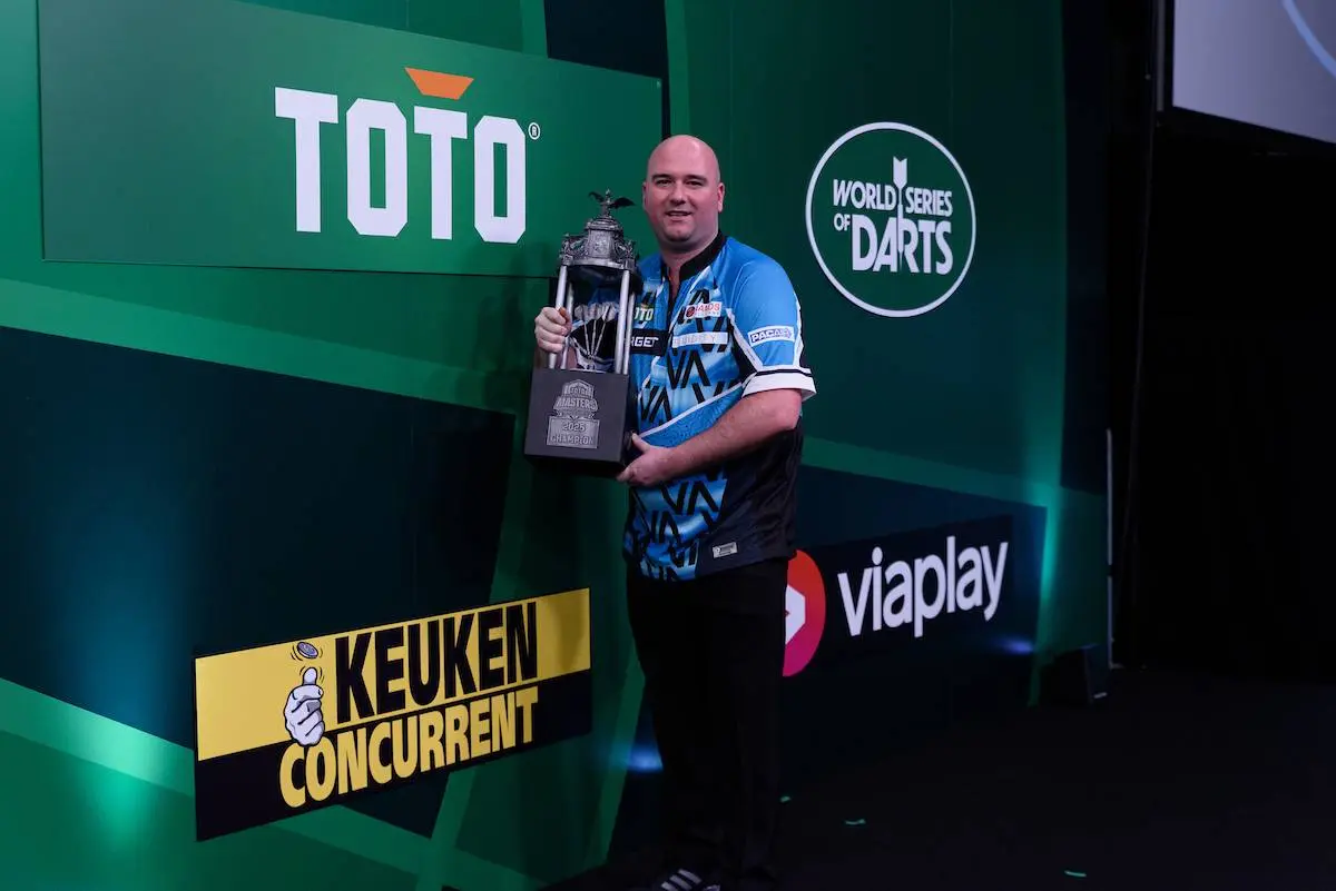 Rob Cross wacht nog steeds op Toon Greebe Trophy die hij in januari won tijdens Dutch Darts Masters: "Hij komt eraan"