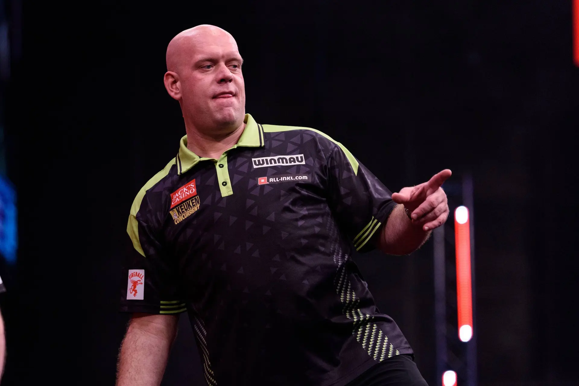 Michael van Gerwen wint Bahrain Darts Masters door Gian van Veen te verslaan in de finale