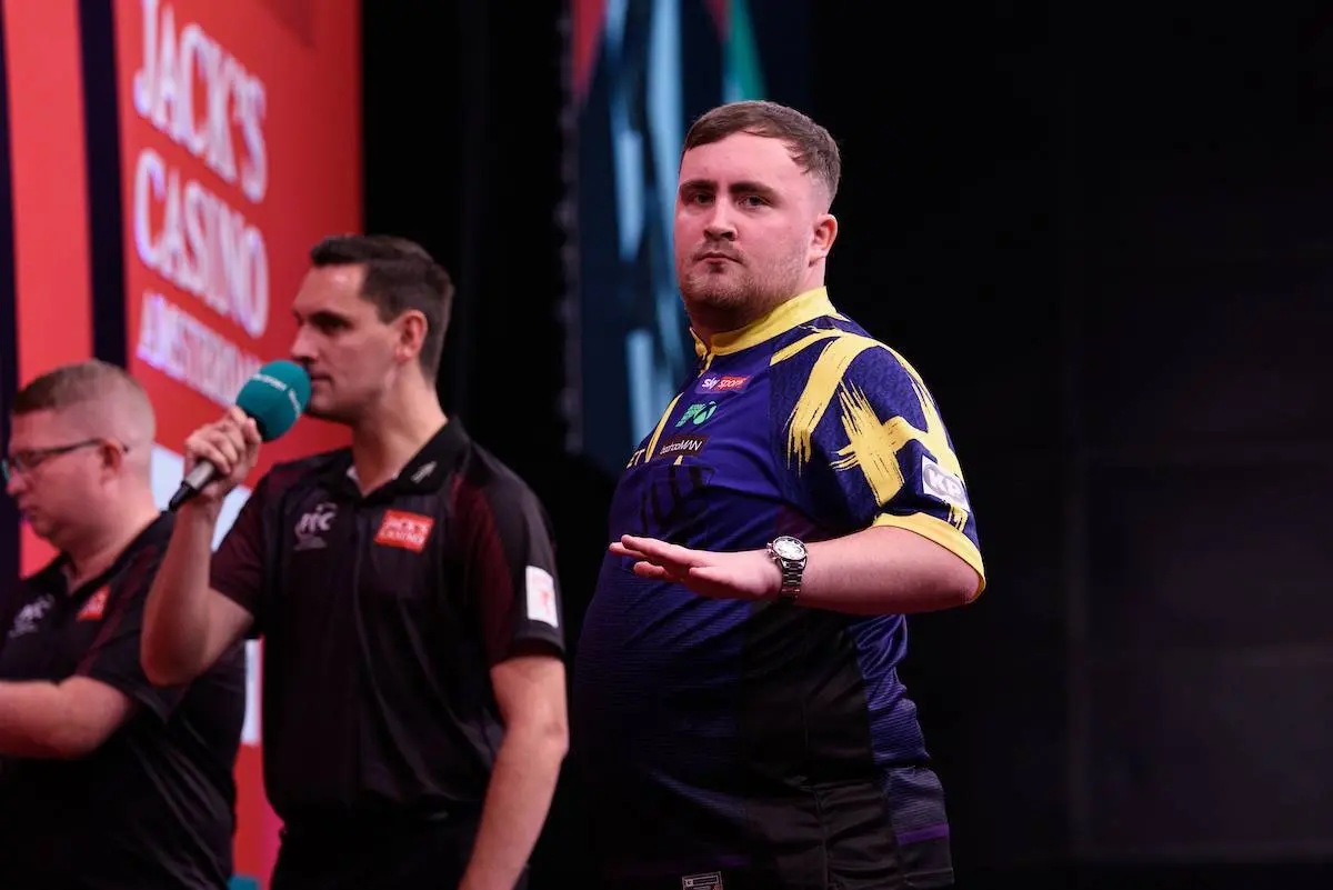 Luke Littler kritisch na moeizame overwinningen in World Series Finals: "Heb hard moeten strijden."