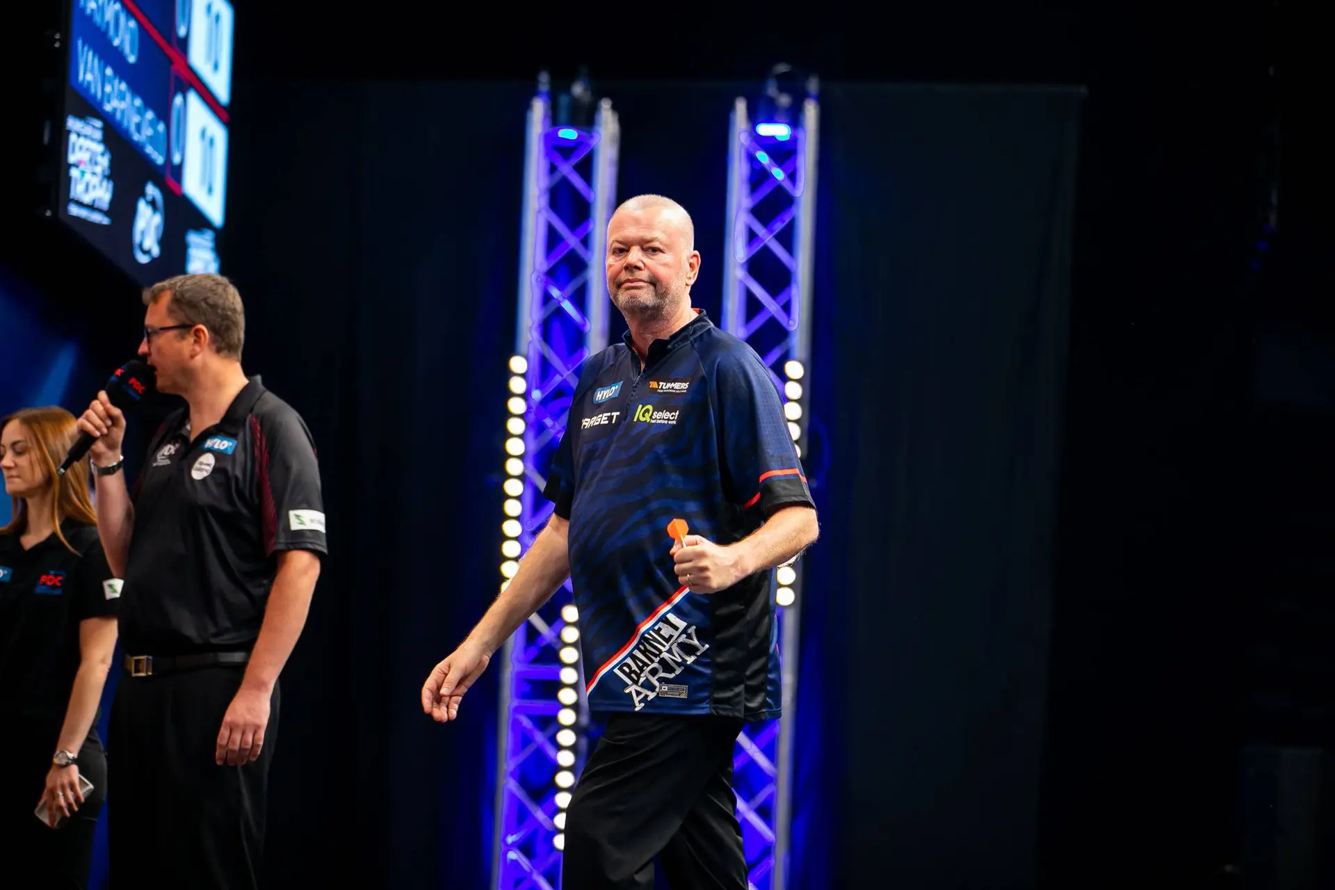 Oude meester Van Barneveld schittert met indrukwekkende zege op Chisnall in Boedapest
