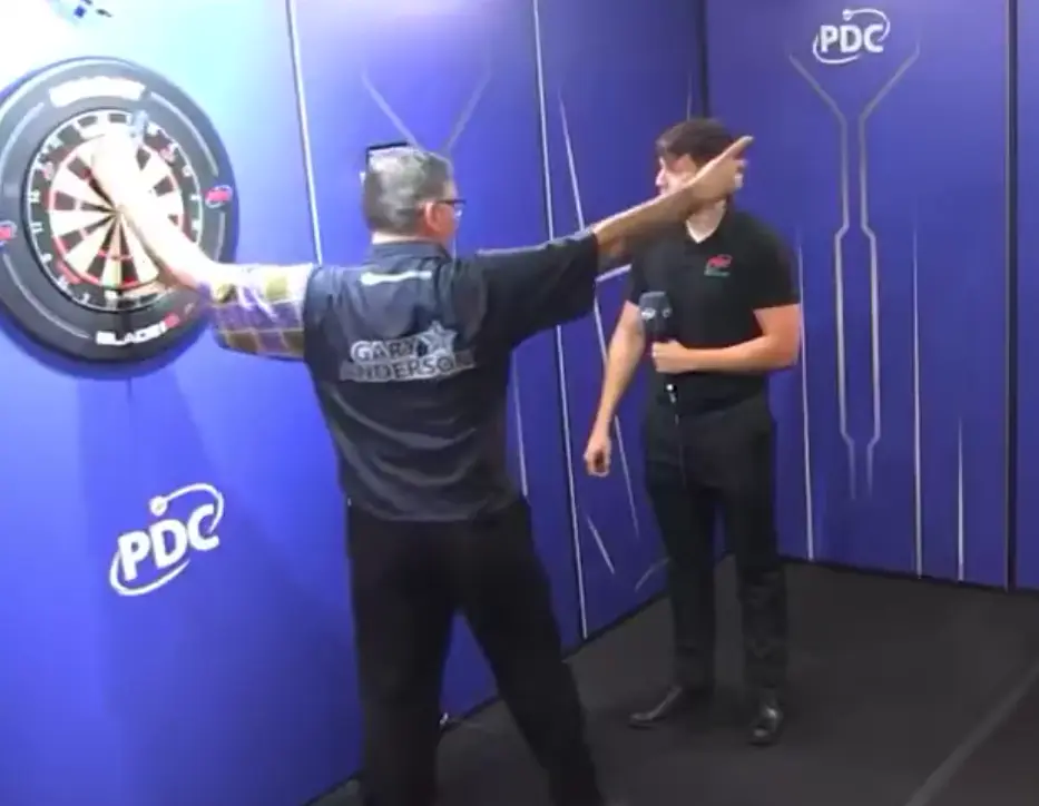 Gary Anderson kan een boete krijgen voor dit bizar moment dat zojuist gebeurde