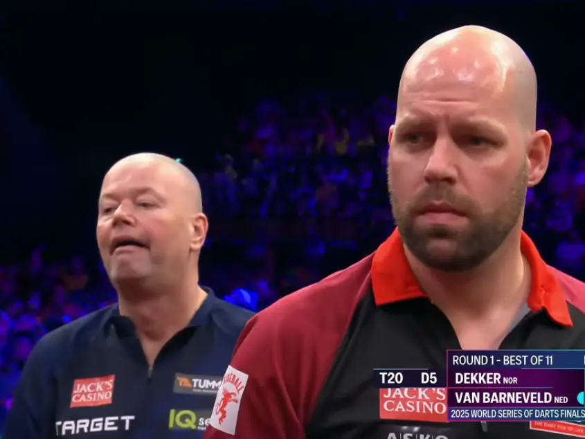Beelden van bizar slot tussen Raymond van Barneveld en Cor Dekker in Amsterdam