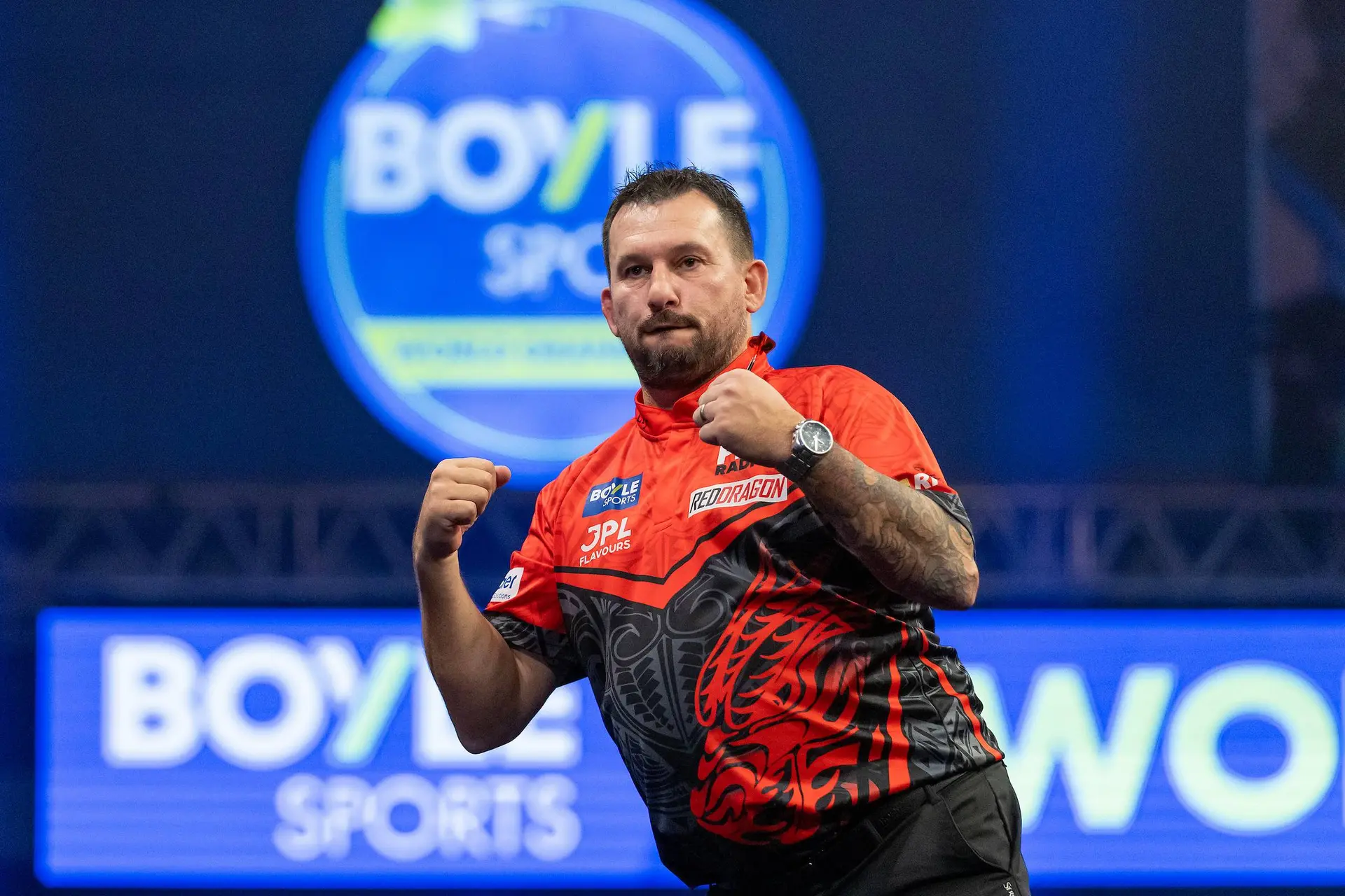 “De underdog is altijd beter” Jonny Clayton klaar voor clash met Littler in halve finale World Grand Prix