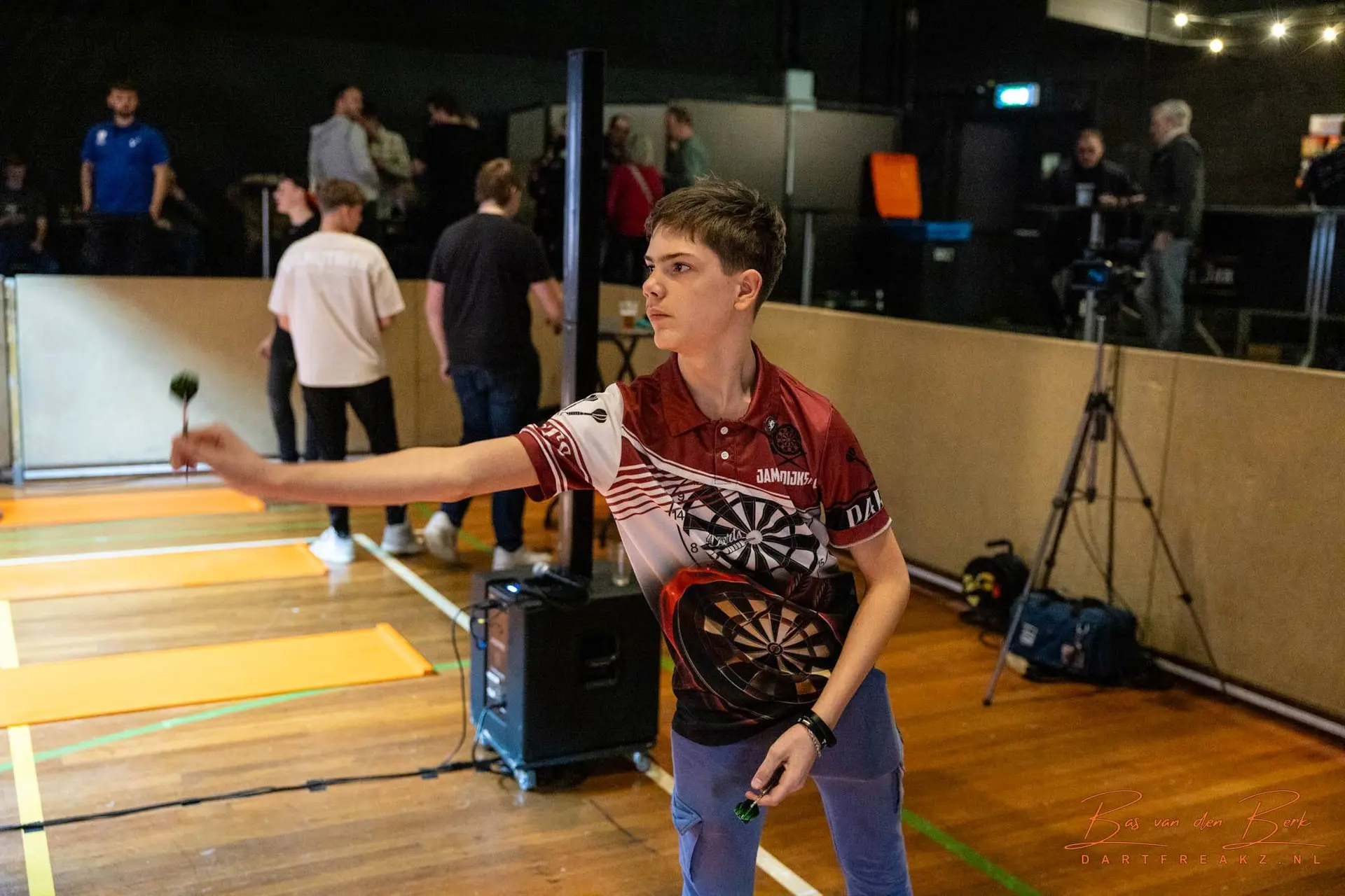 Jaimie Dijkstra wint jeugddarttoernooi in Vroomshoop met overtuigende zege
