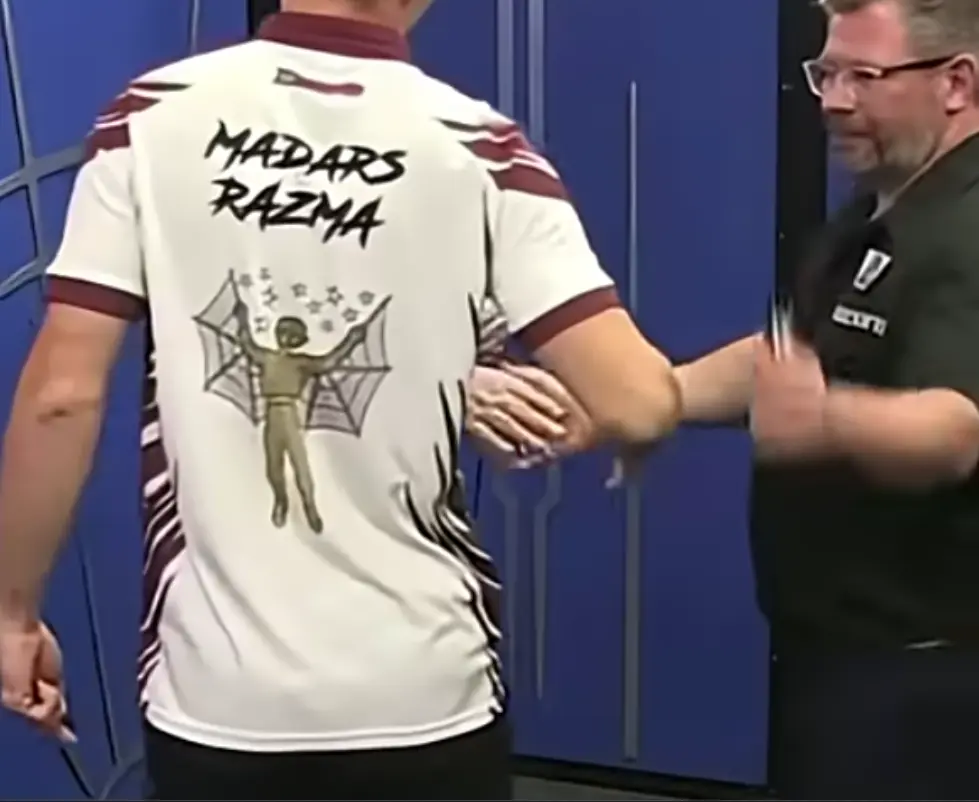 Ongemakkelijk moment tussen James Wade en Madars Razma na afloop van duel