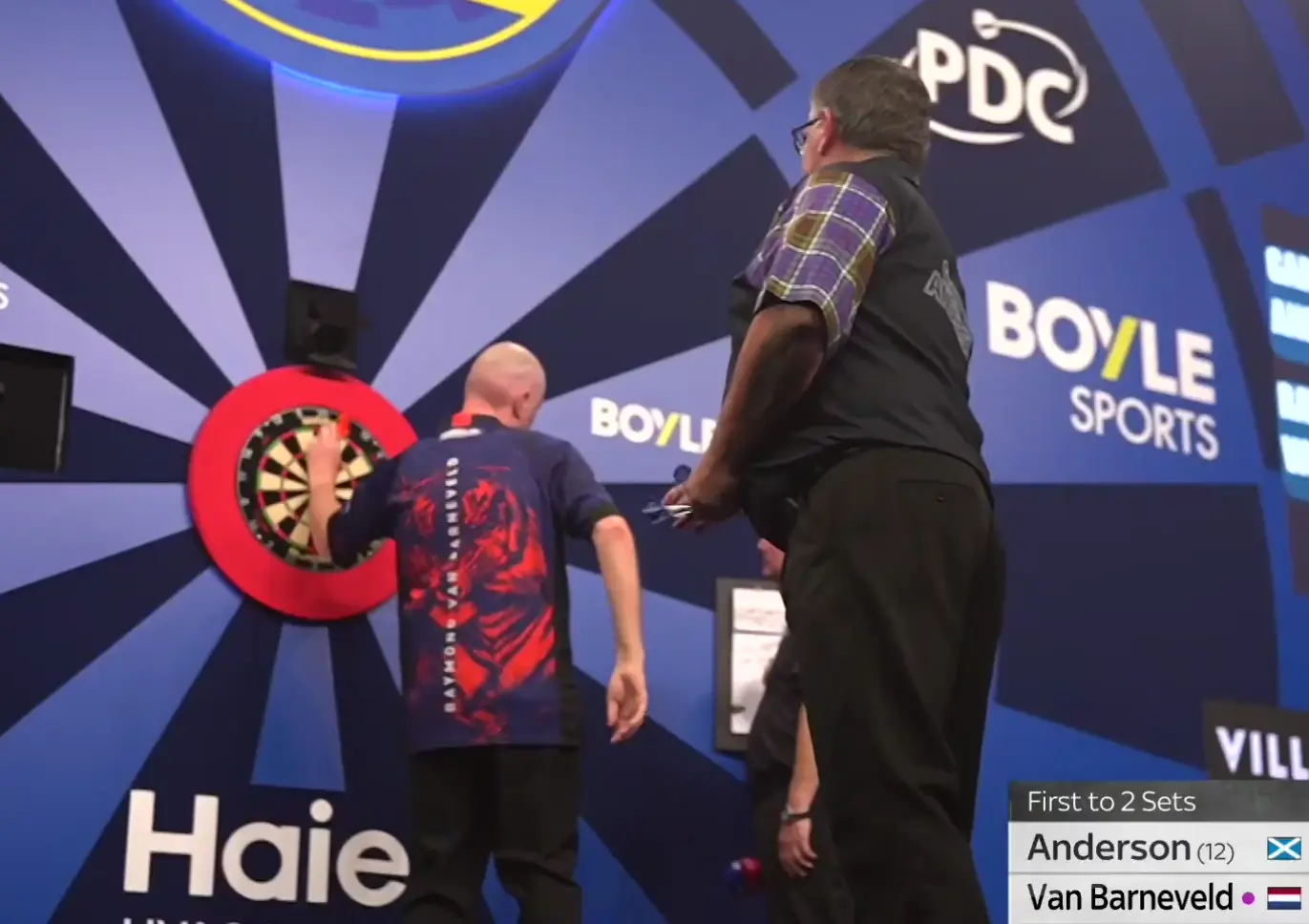 Fans verdeeld na opvallend moment tussen Raymond van Barneveld en Gary Anderson