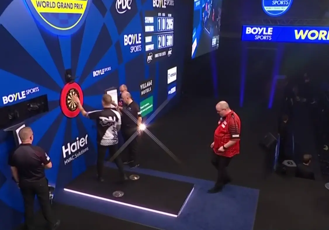 Wat Stephen Bunting hier tegen Noppert doet zie je eigenlijk nooit bij een profspeler