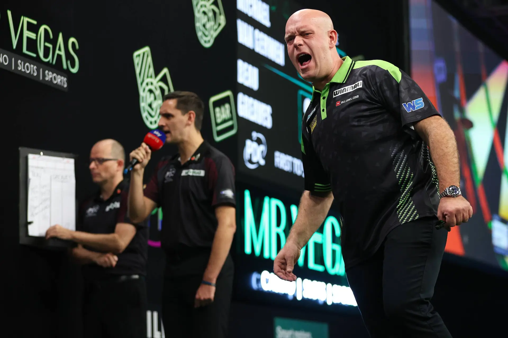 Van Gerwen ontsnapt, Toylo verrast Bunting in knotsgekke avond in Wolverhampton