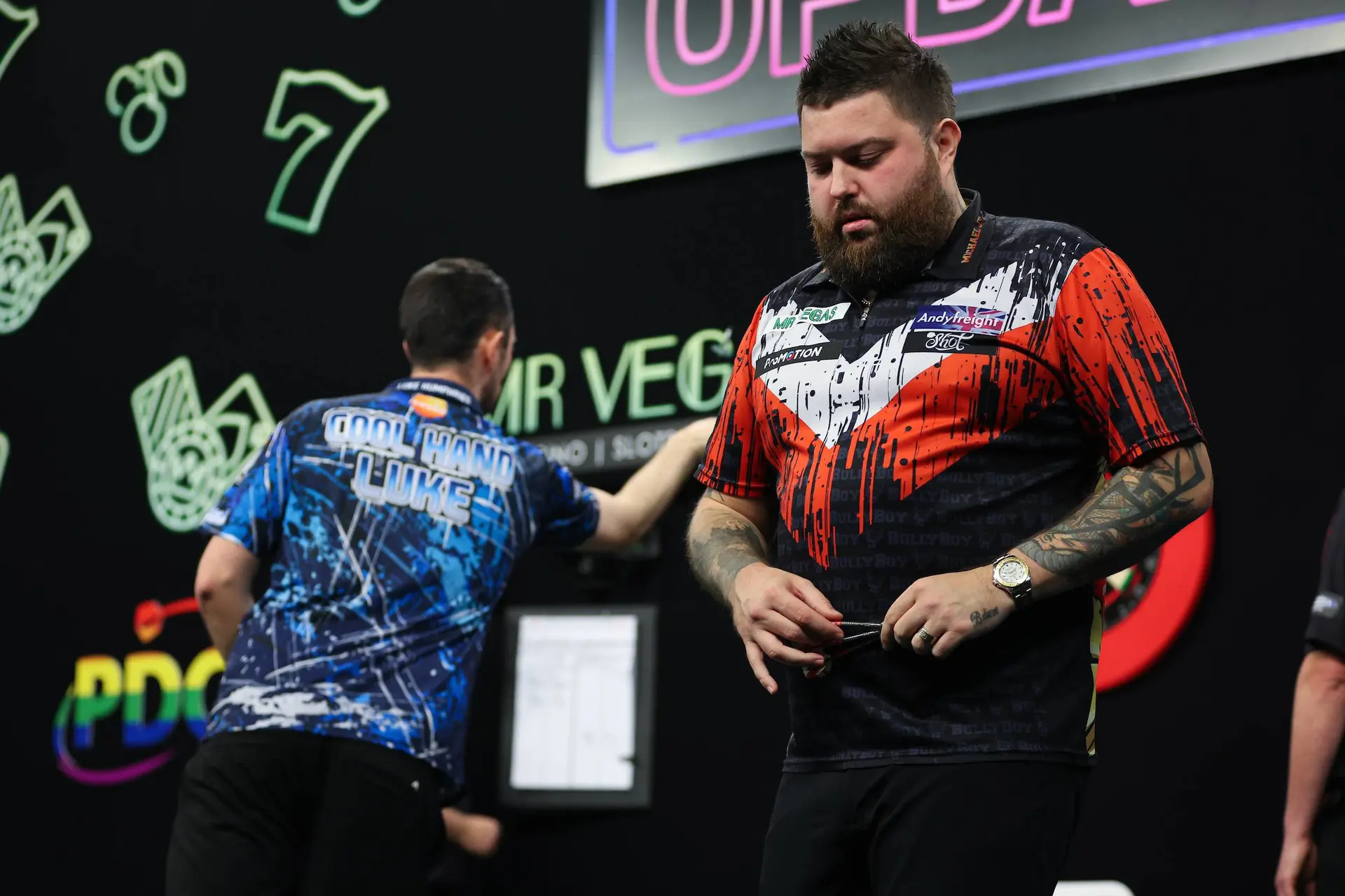 Michael Smith mist 9-darter in knotsgekke leg, maar wint harten van dartfans