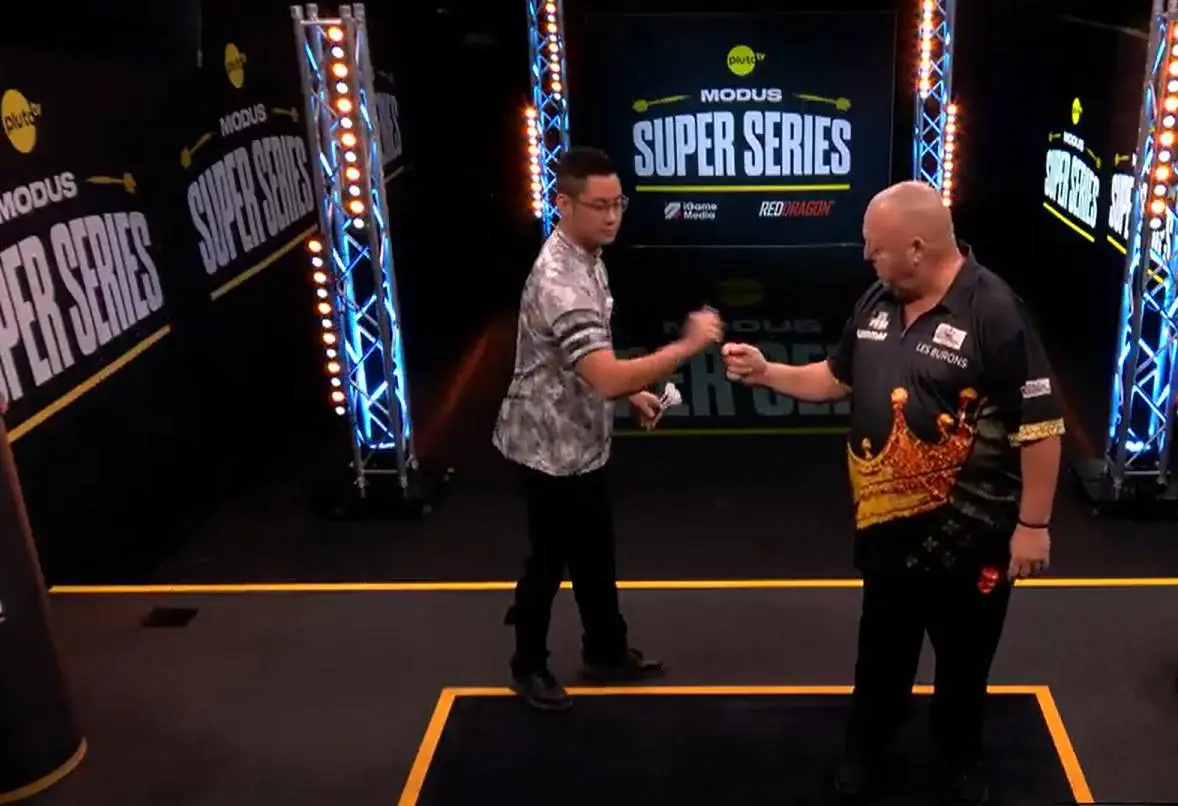 Vlieg op hand van Mervyn King zorgt voor hilarisch moment bij Modus Super Series