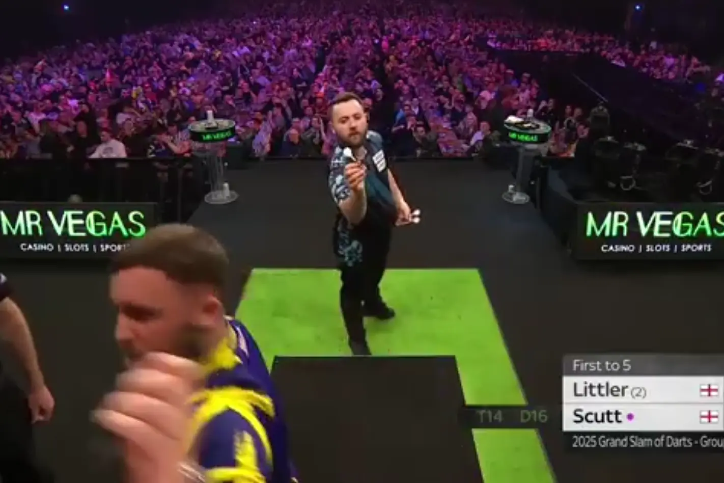 Dartsupporters zijn niet te spreken over wat Luke Littler hier doet op de Grand Slam of Darts