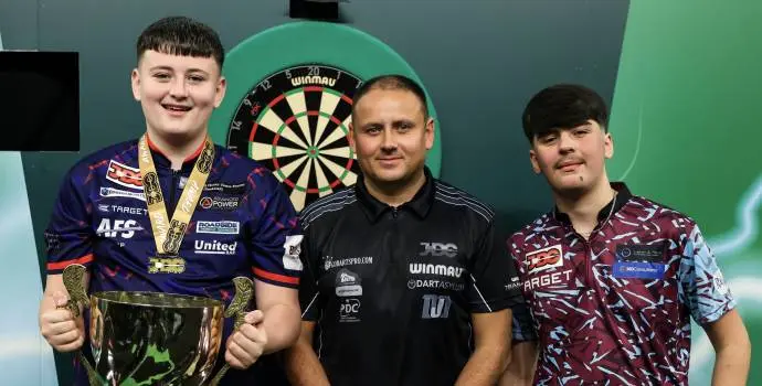 Schot Mitchell Lawrie pakt JDC Junior World-titel in Ally Pally