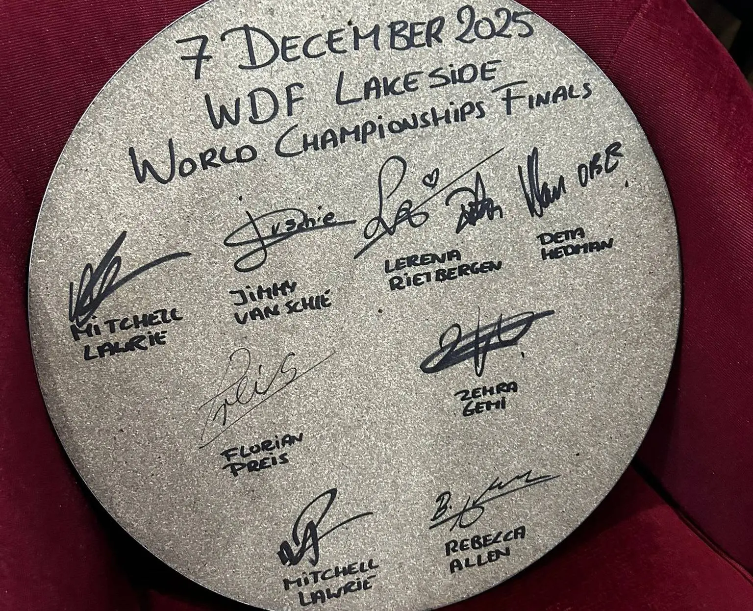 Bieden op dartbord WDF Lakeside 2025 met handtekeningen kan tot vanavond 20:00 uur