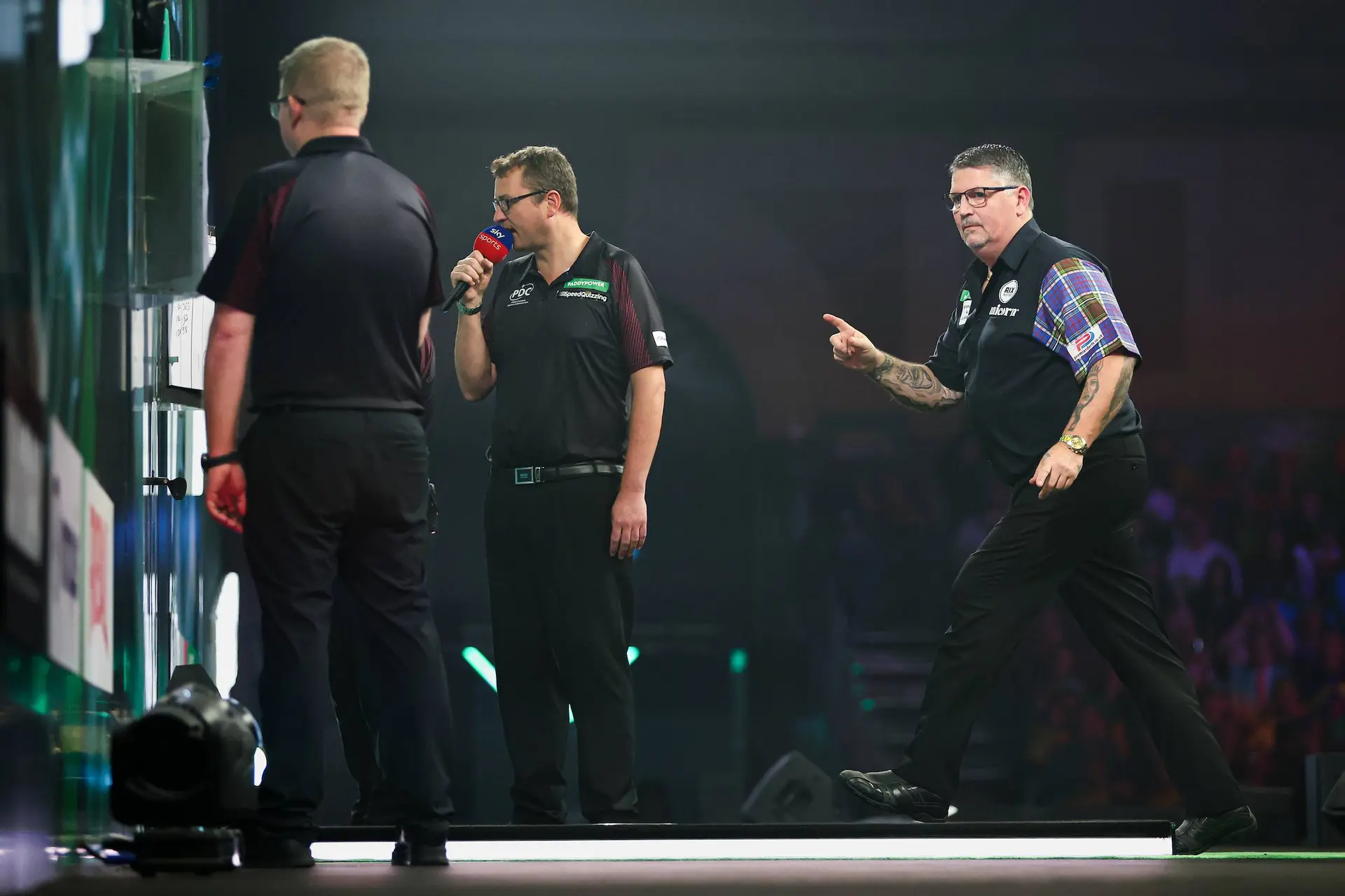 [🎥 VIDEO] Anderson gooit 9-darter bij ingooien en tikt Van Gerwen eruit: ‘Ik ben hier om wedstrijd voor wedstrijd te spelen’