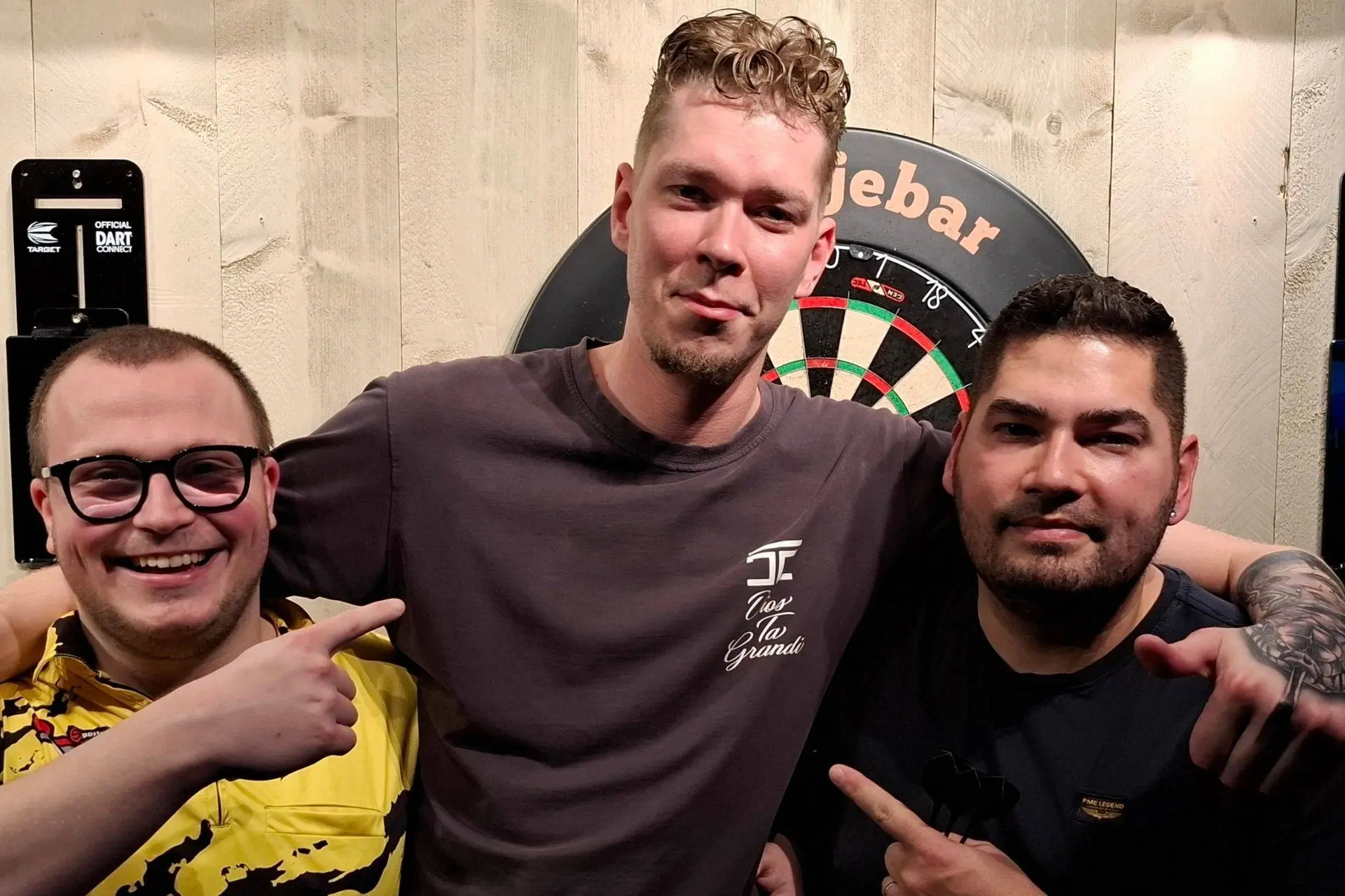 Bij Oranjebar in Mariahout was Lakeside kampioen Van Schie de sterkste van de avond
