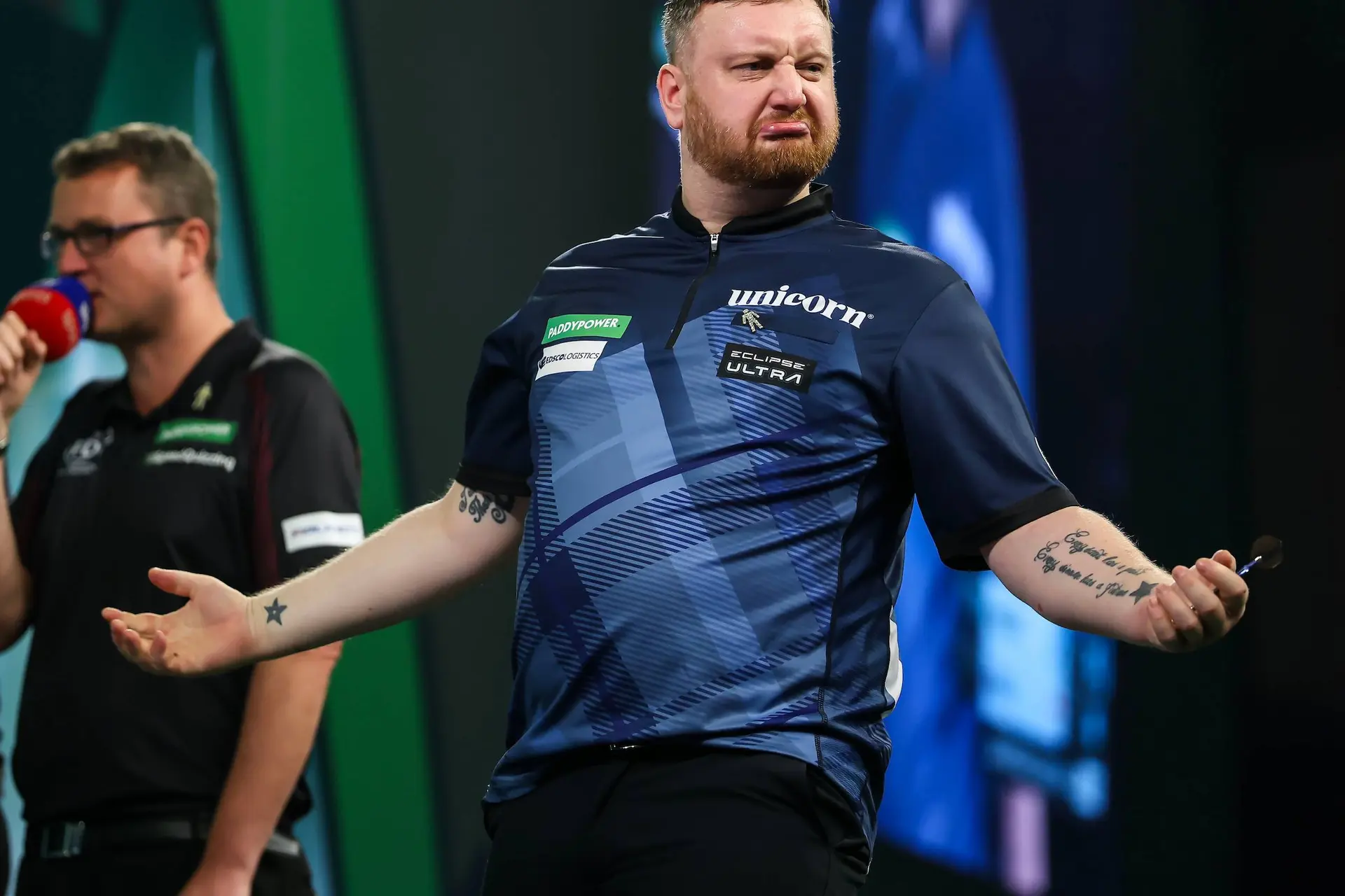 [VIDEO] Woeste Menzies sloopt tafeltje na nederlaag tegen Manby op WK Darts