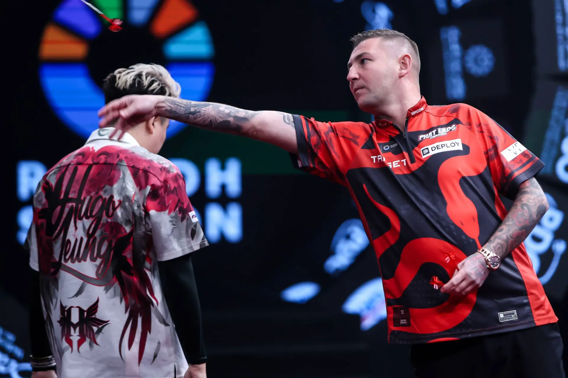 Aspinall wint spektakelstuk van Leung en treft Van Gerwen in halve finale