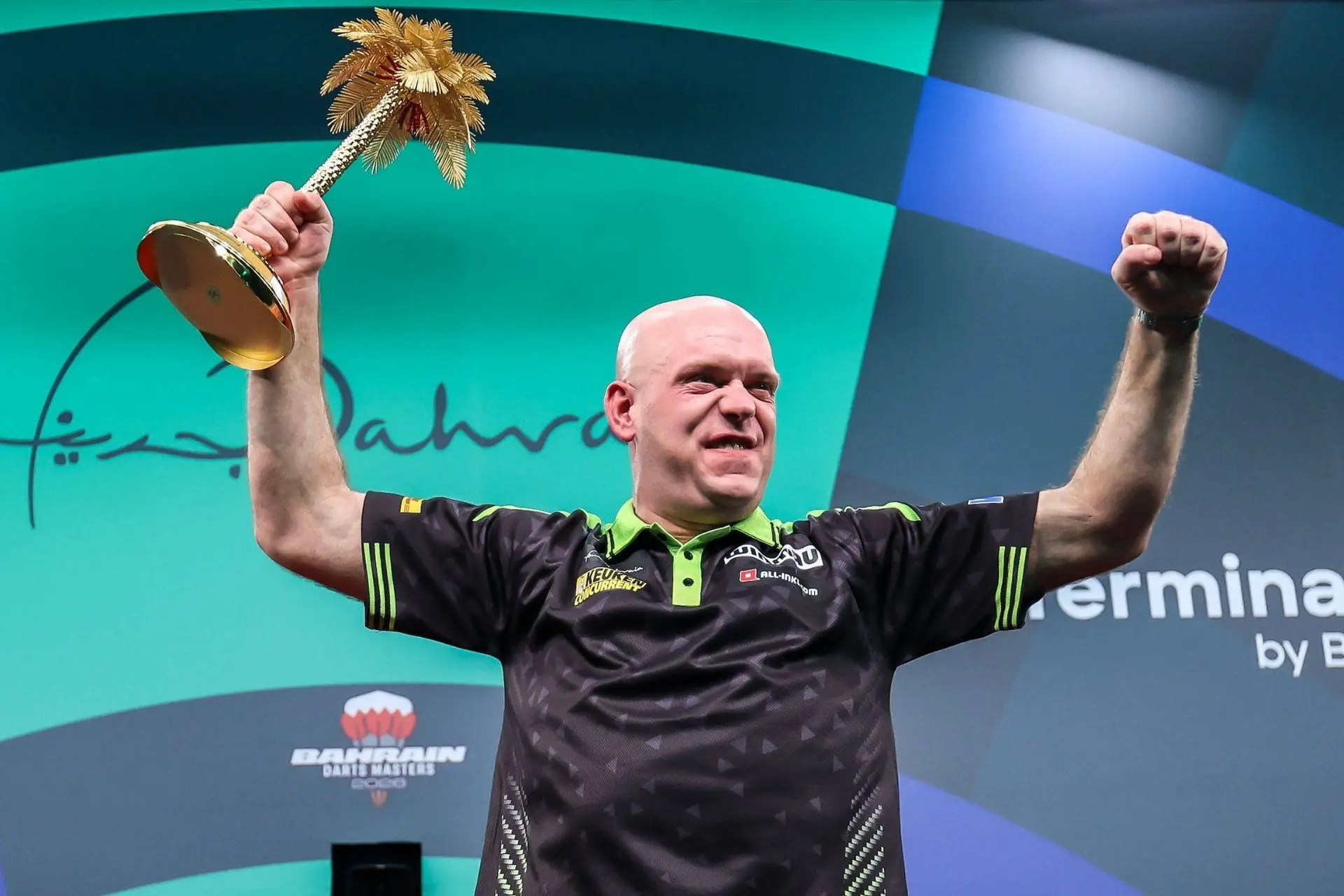 Strijd om beste Nederlander: Michael van Gerwen klopt Gian van Veen in Bahrein