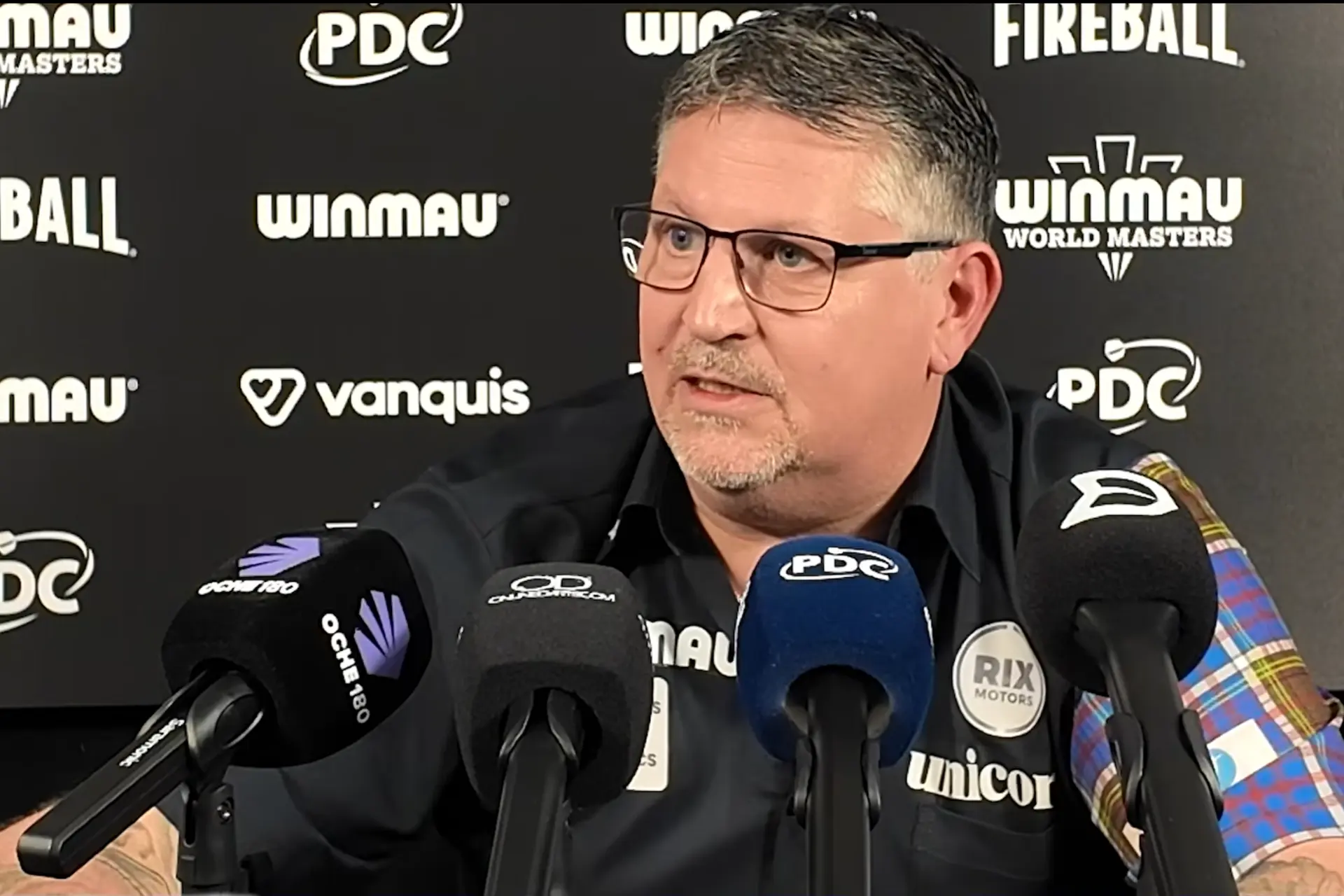 Gary Anderson fileert darts-influencers: ‘Koop gewoon een setje pijlen’