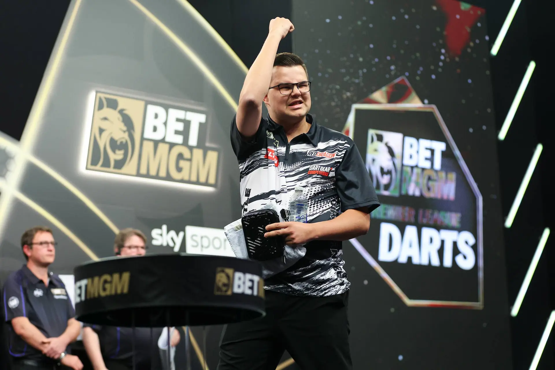Premier League Darts in Liverpool: alles op alles voor Van Gerwen, Van Veen en Humphries in cruciale speelweek 12
