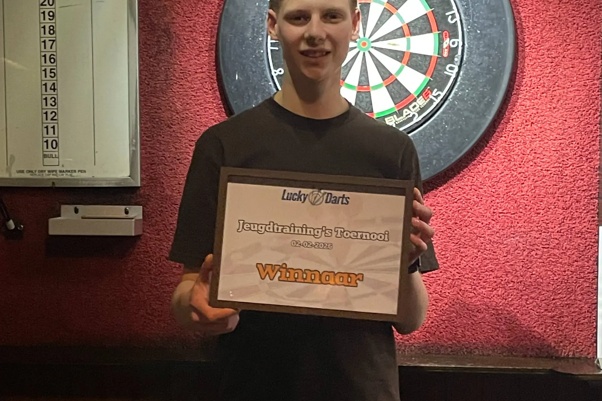 Dion Hombroek wint eerste Lucky Darts jeugdtraining-toernooi in Café de Swan