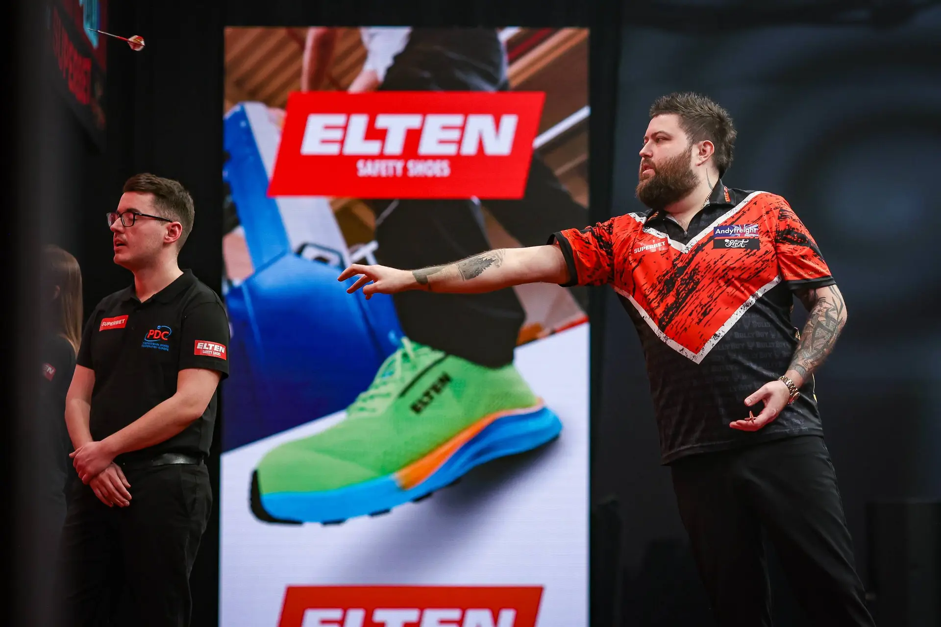 Rock overtuigt, Clayton solide en Smith wint thriller op Poland Darts Open