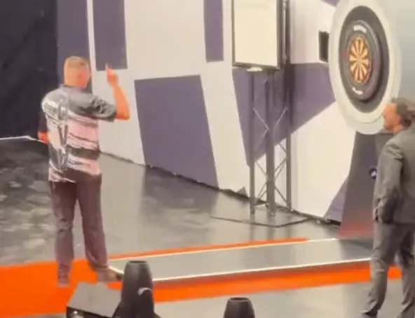 Deze beelden van Gian van Veen gaan ook buiten de dartswereld nu viral op internet