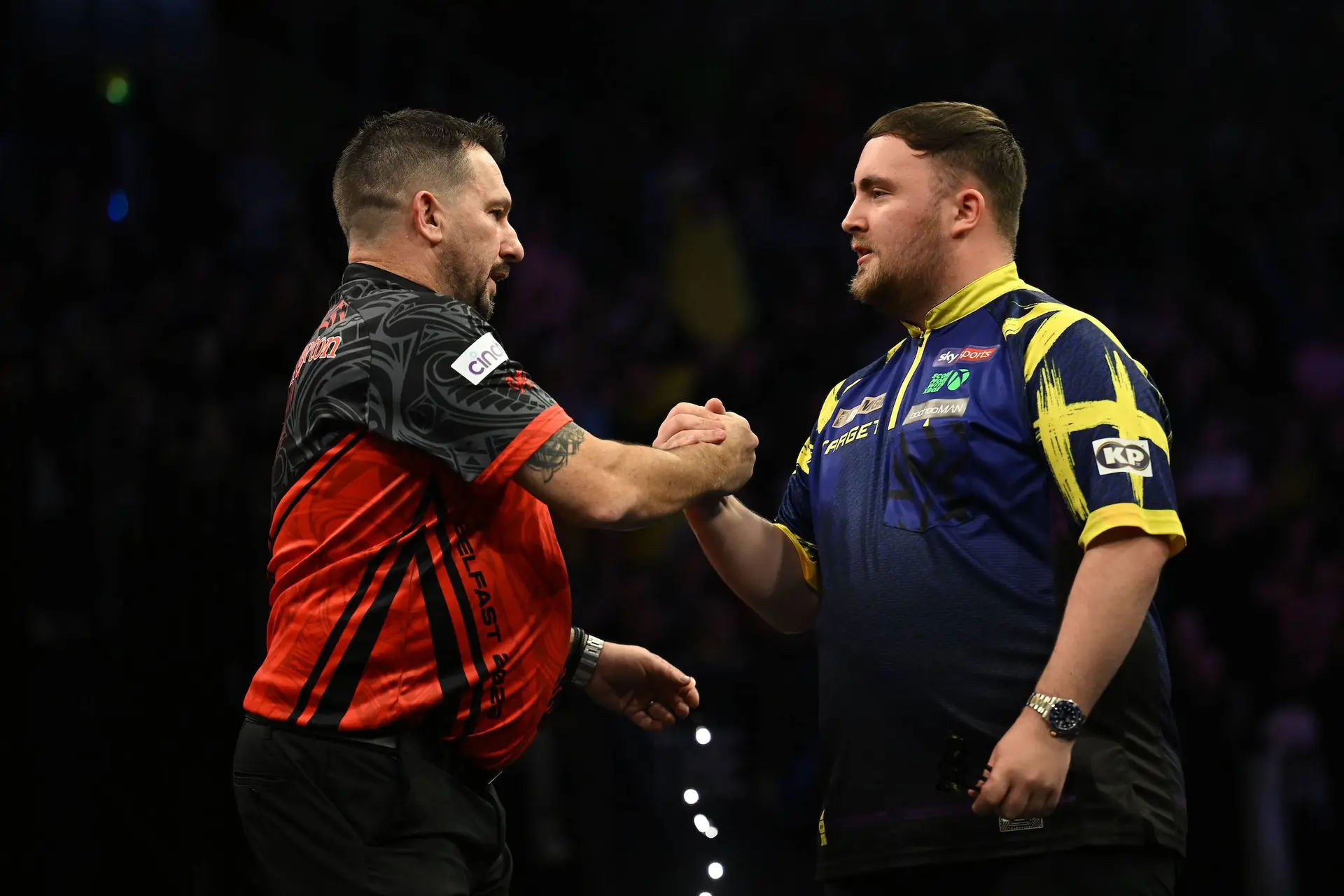 Luke Littler mist 9-darter op een haar: Jonny Clayton profiteert in spektakelleg tijdens Premier League