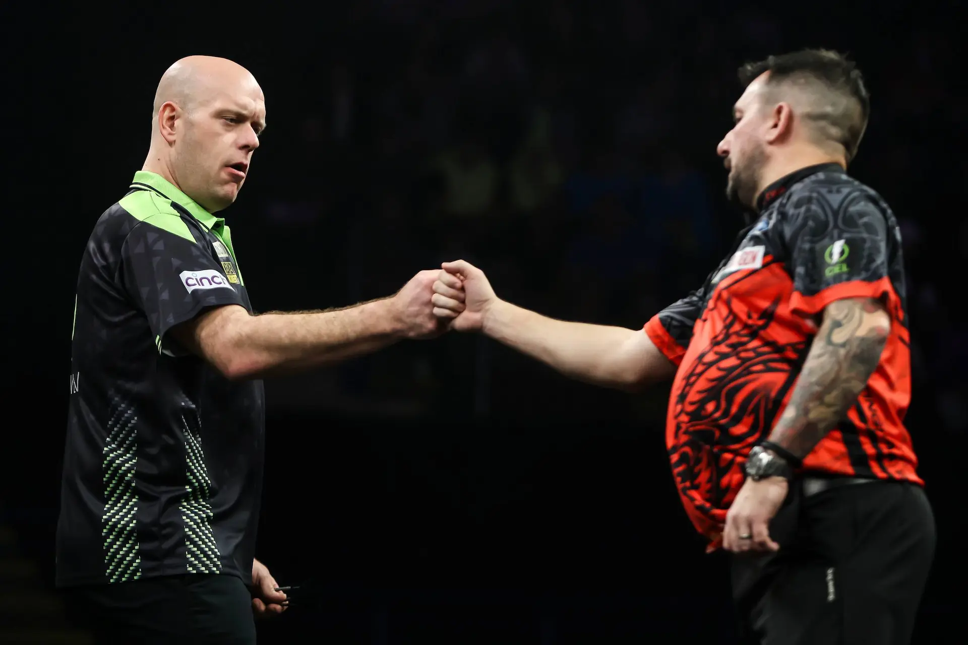Jonny Clayton pareert ‘opa-grap’ van Van Gerwen: “Je stopt Michael niet met iets geks zeggen”