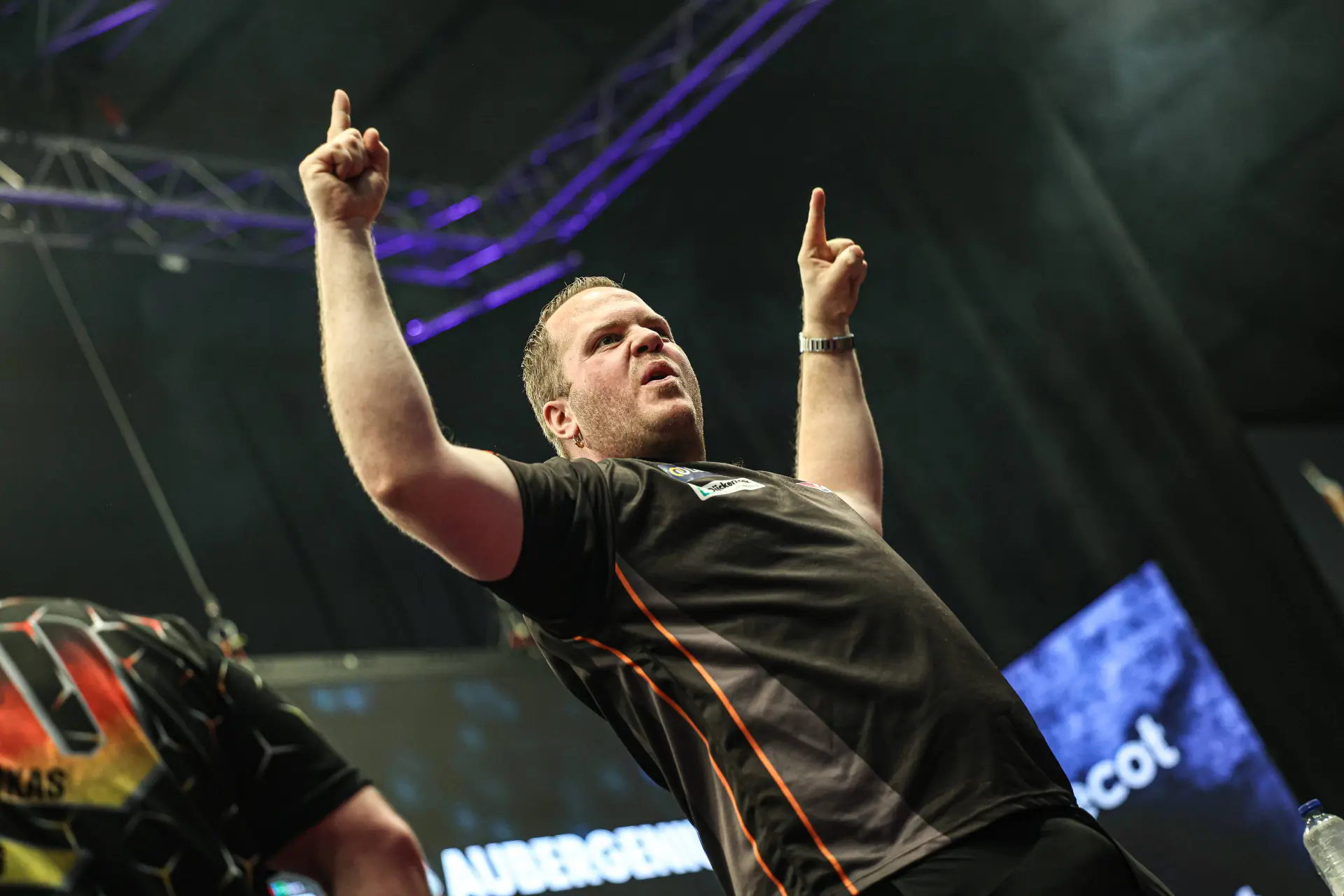 Van Duijvenbode overtuigt, Smith opent sterk tijdens zaterdagavond op German Darts Grand Prix