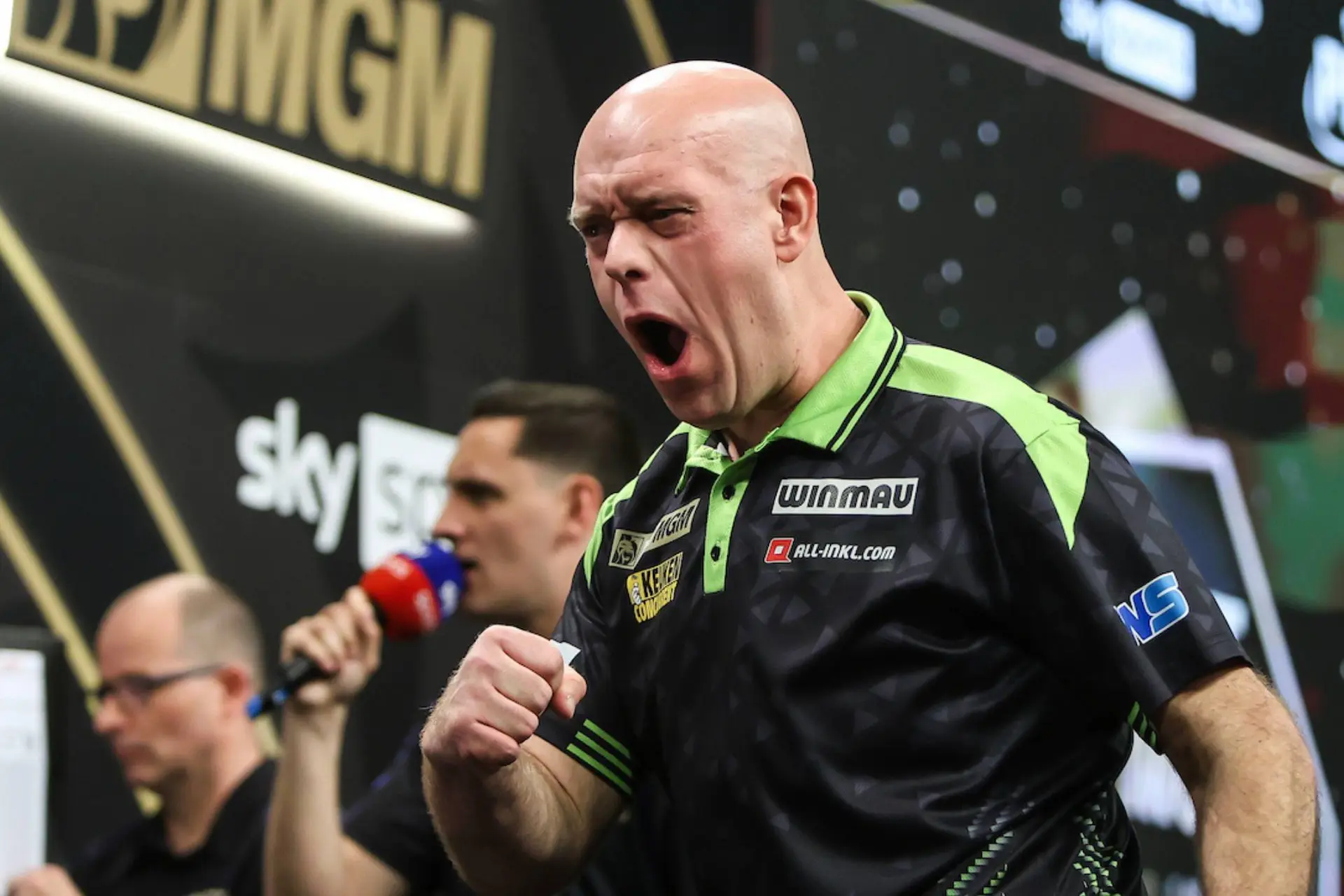 Jonny Clayton en Michael van Gerwen bereiken finale op Premier League-avond in Brighton