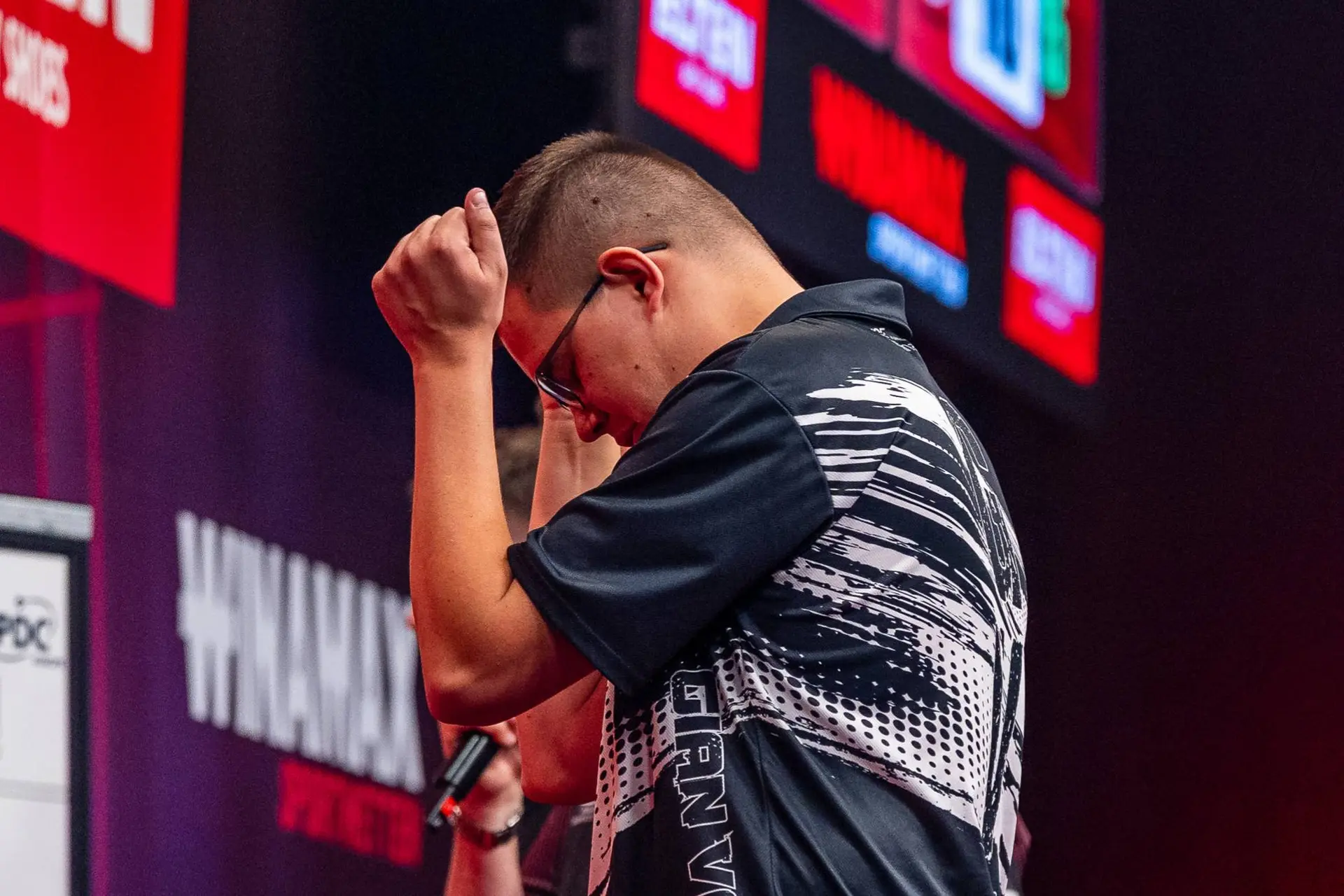 Van Gerwen houdt Oranje op koers in Sindelfingen, Wade en Cullen schakelen Huybrechts en Van Veen uit