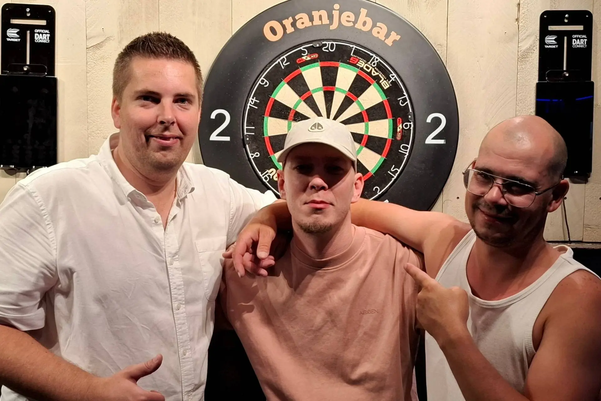Jimmy van Schie pakt de hoofdprijs bij de Oranjebar in Mariahout