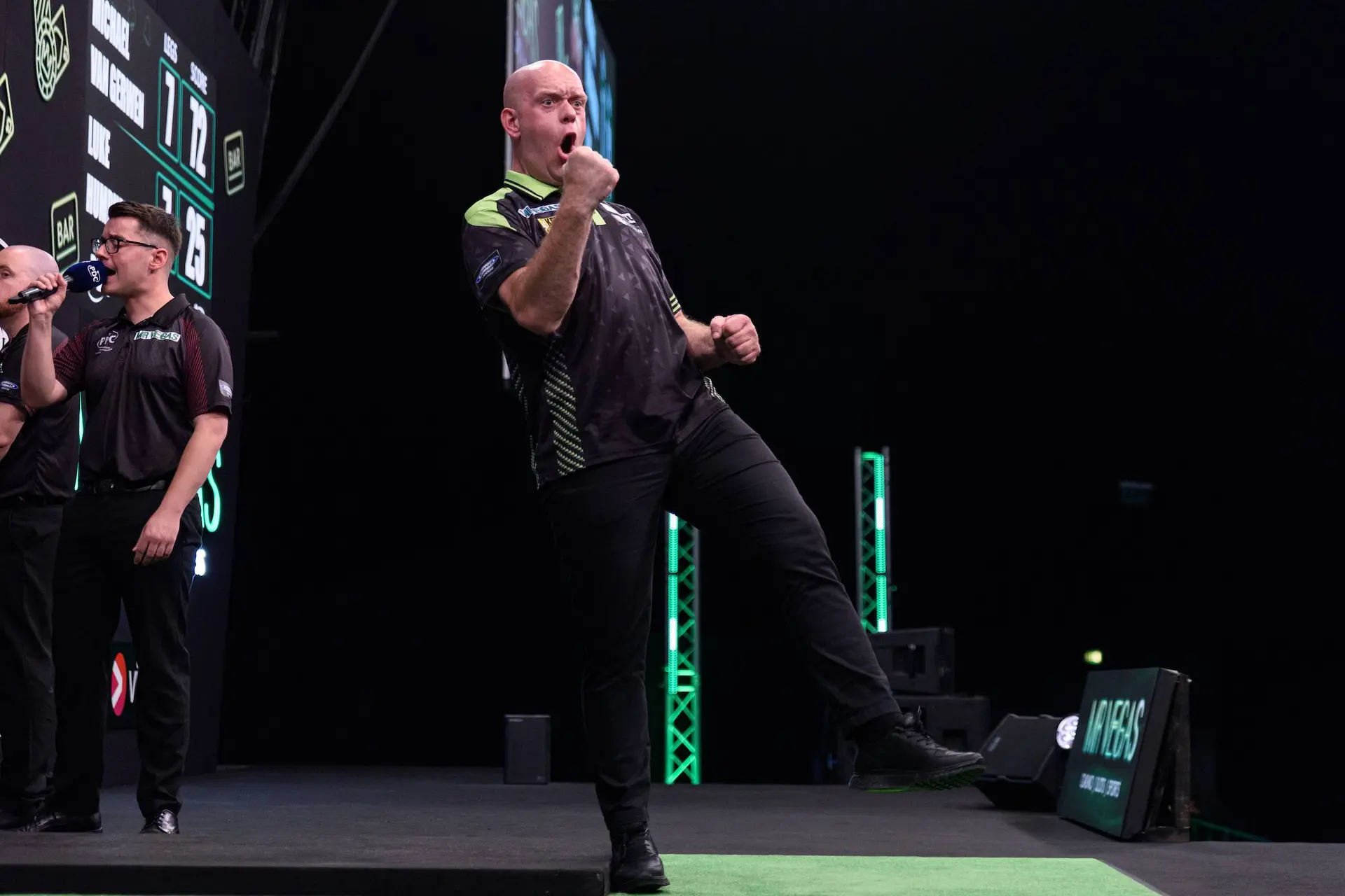 ‘Laat hen maar favoriet zijn, ik ben daar al jaren geweest’: Van Gerwen keek geen dart van Premier League-finale en wil direct door