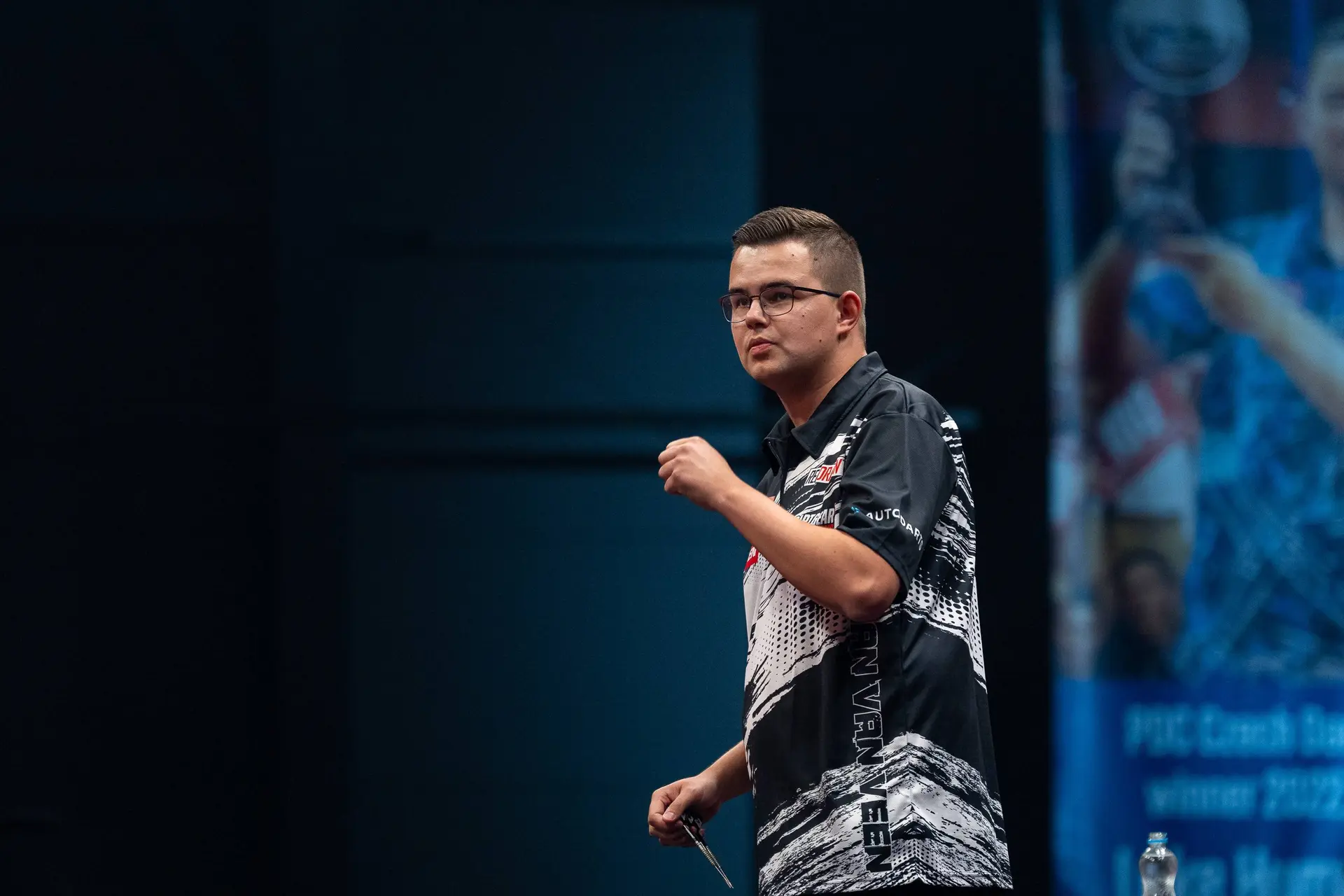 Van Veen overtuigt met 100+ gemiddelde, Clayton deelt tik uit met finishes van 156 en 124