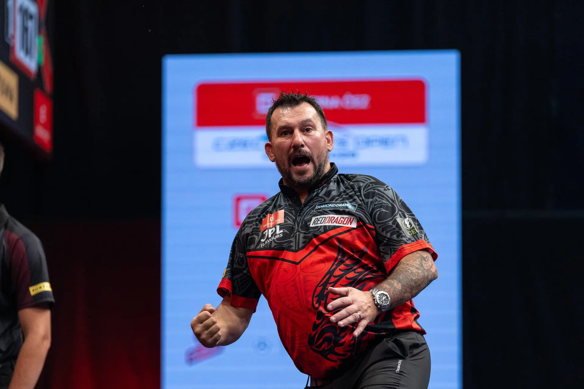 Van Veen en Van Gerwen door in Praag, Littler en Humphries imponeren met 108+ gemiddelden