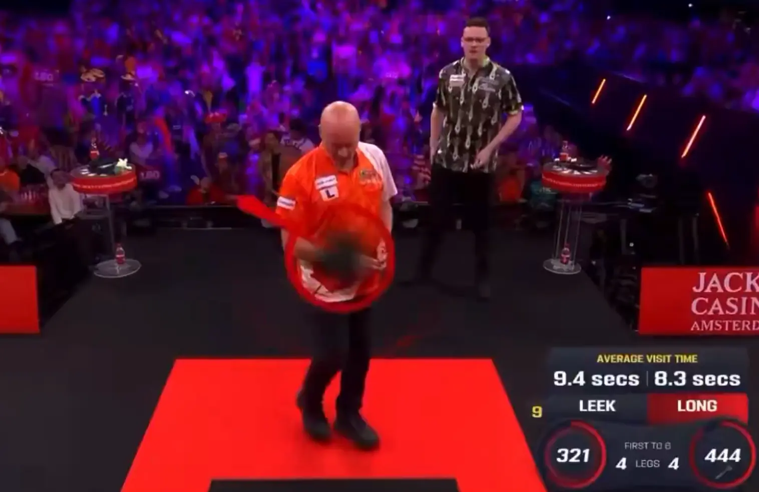 Adam Leek steelt de show in Amsterdam en krijg thet publiek op de banken met deze actie