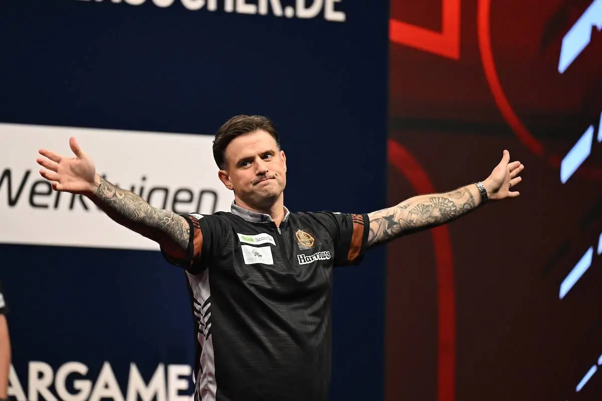 Luke Woodhouse opent European Championship met historische 9-darter en schakelt Van Duijvenbode uit